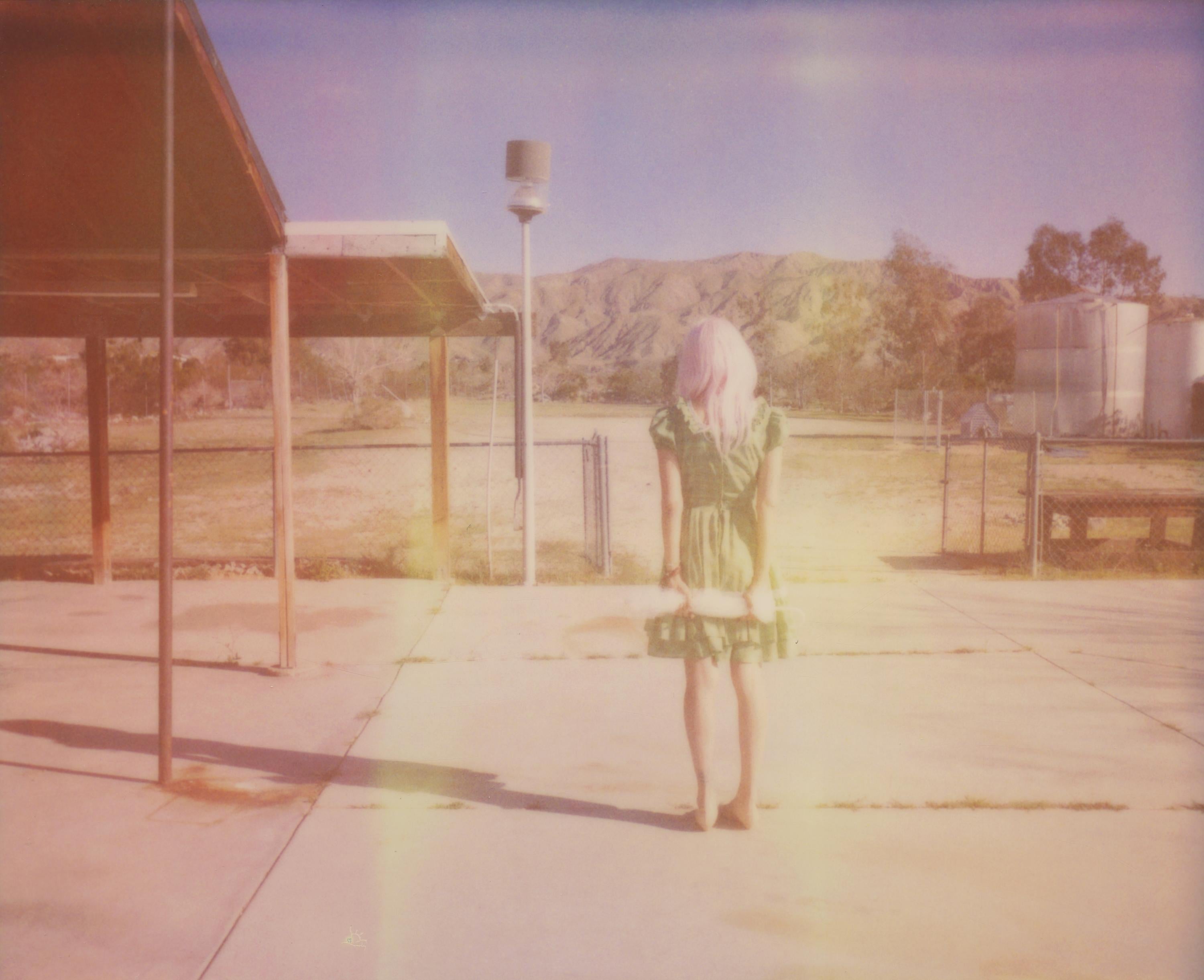 Await (Das Mädchen hinter dem weißen Picket-Fence) – Polaroid