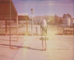 Await (The Girl behind the White Picket Fence (La fille derrière la clôture de picket blanche) - Polaroid