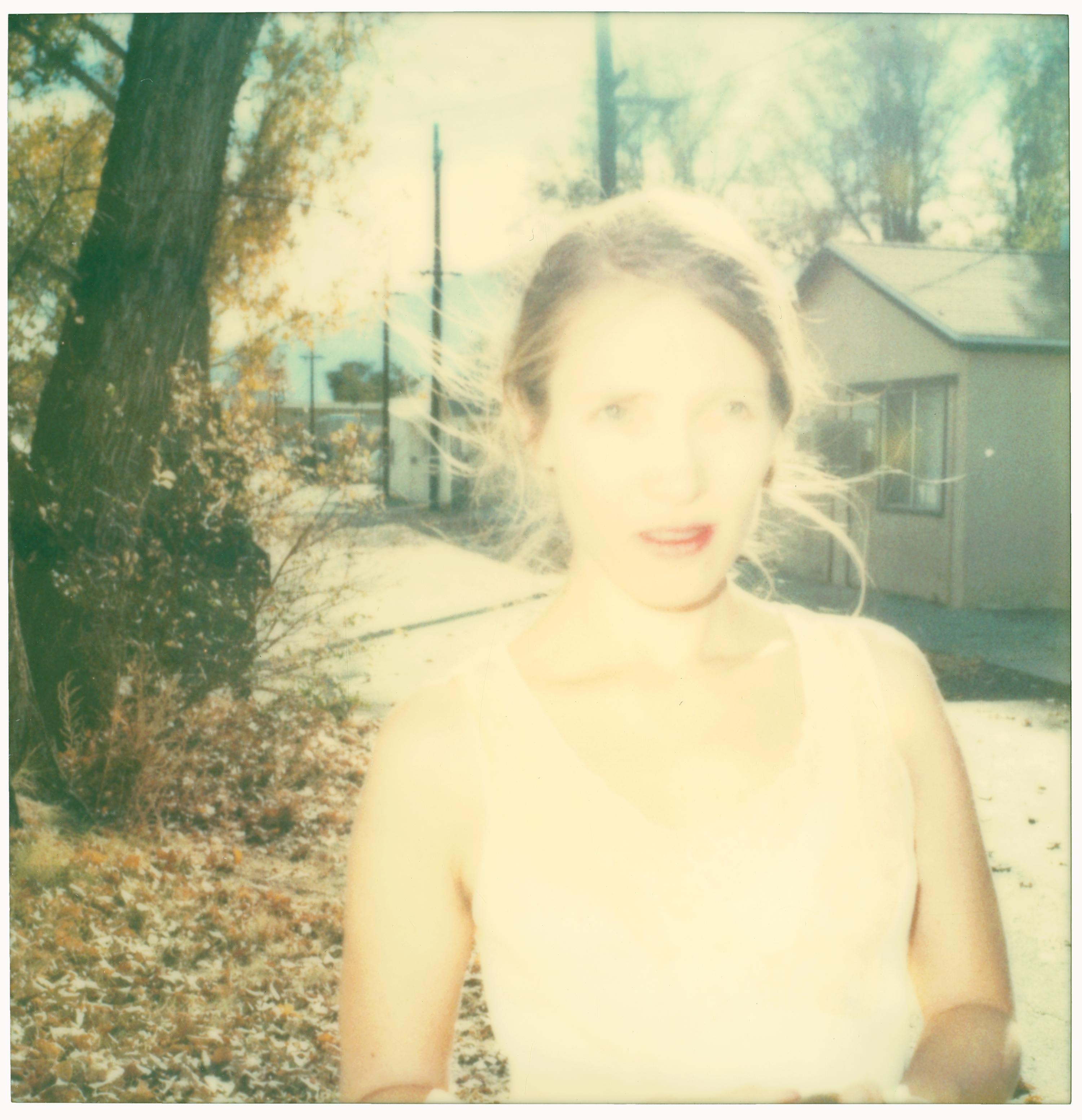 Stefanie Schneider Color Photograph – Back Alley II (Die letzte Bilderausstellung) – 21. Jahrhundert, Polaroid, Farbe