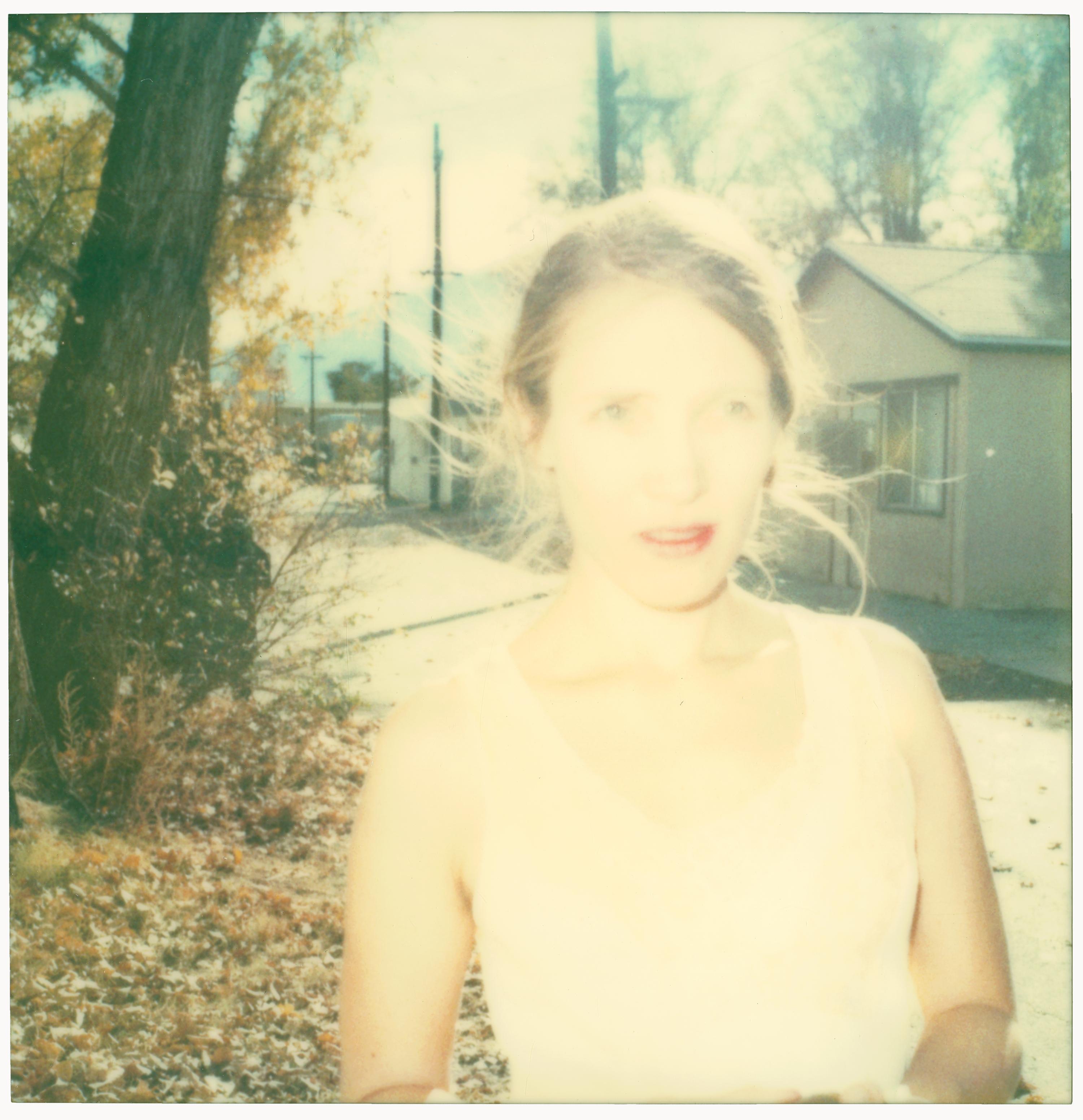Portrait Photograph Stefanie Schneider - Back Alley II (The Last Picture Show) - 21e siècle, Polaroid, couleur