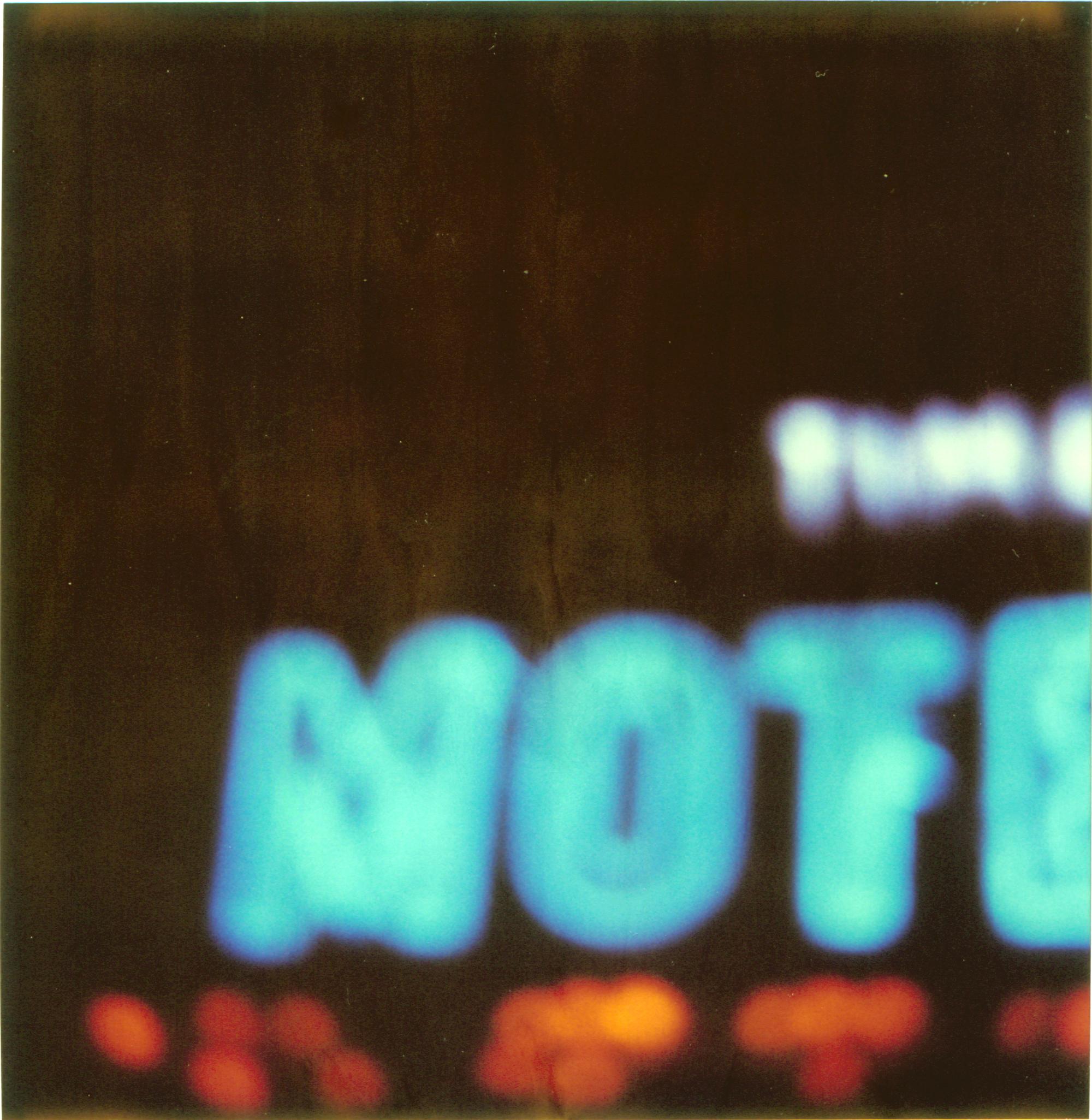 Bates Motel II - Contemporary, Neon, Urban, abgelaufen, Polaroid, analog