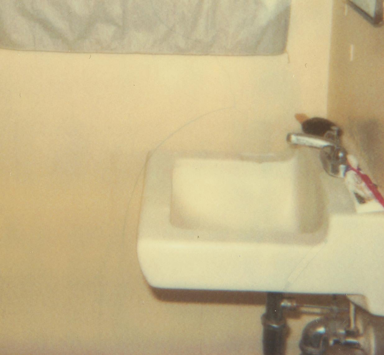 Bathroom (29 Palms, CA) - 1999

58x56cm, 
Edition of 10, plus 2 Artist Proofs. 
Analog C-Print, hand-printed by the artist, based on the Polaroid. 
Signature label and Certificate, 
artist inventory number: 606. 
Not mounted. 

Published in: 29