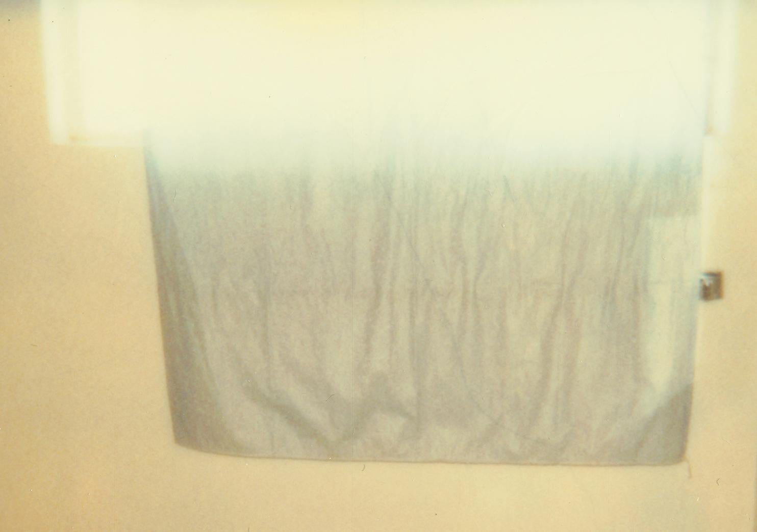 Salle de bain (29 Palms, CA) - Polaroid, Contemporary en vente 1