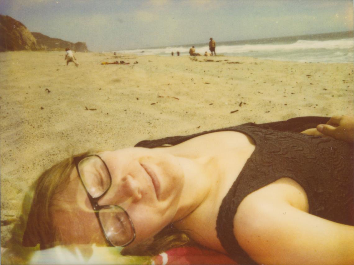 Color Photograph di Stefanie Schneider - Appuntamento in spiaggia (Zuma Beach)