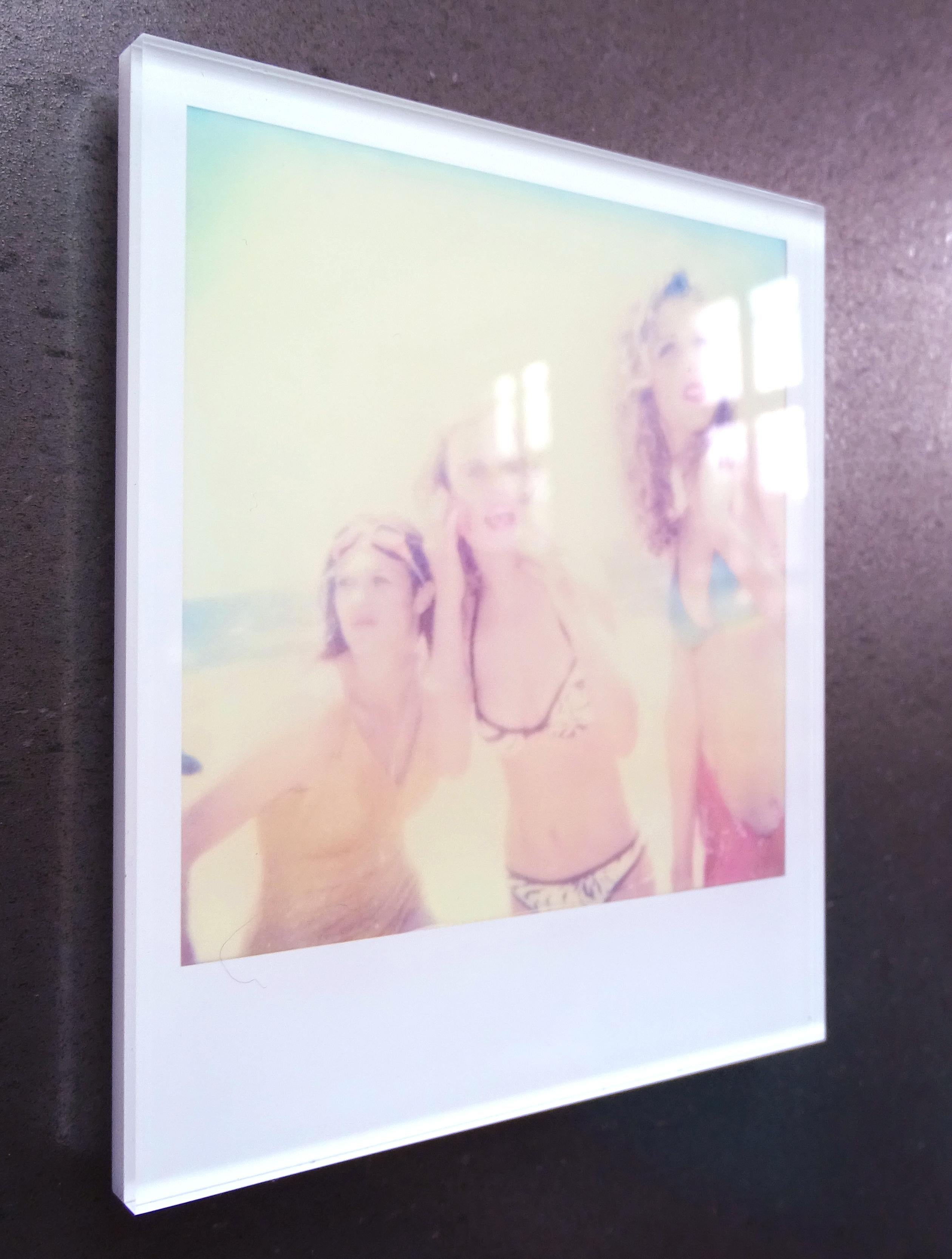 Beachshoot Mini #02 - montiert - mit Rdaha Mitchell, basiert auf einem Polaroid – Photograph von Stefanie Schneider
