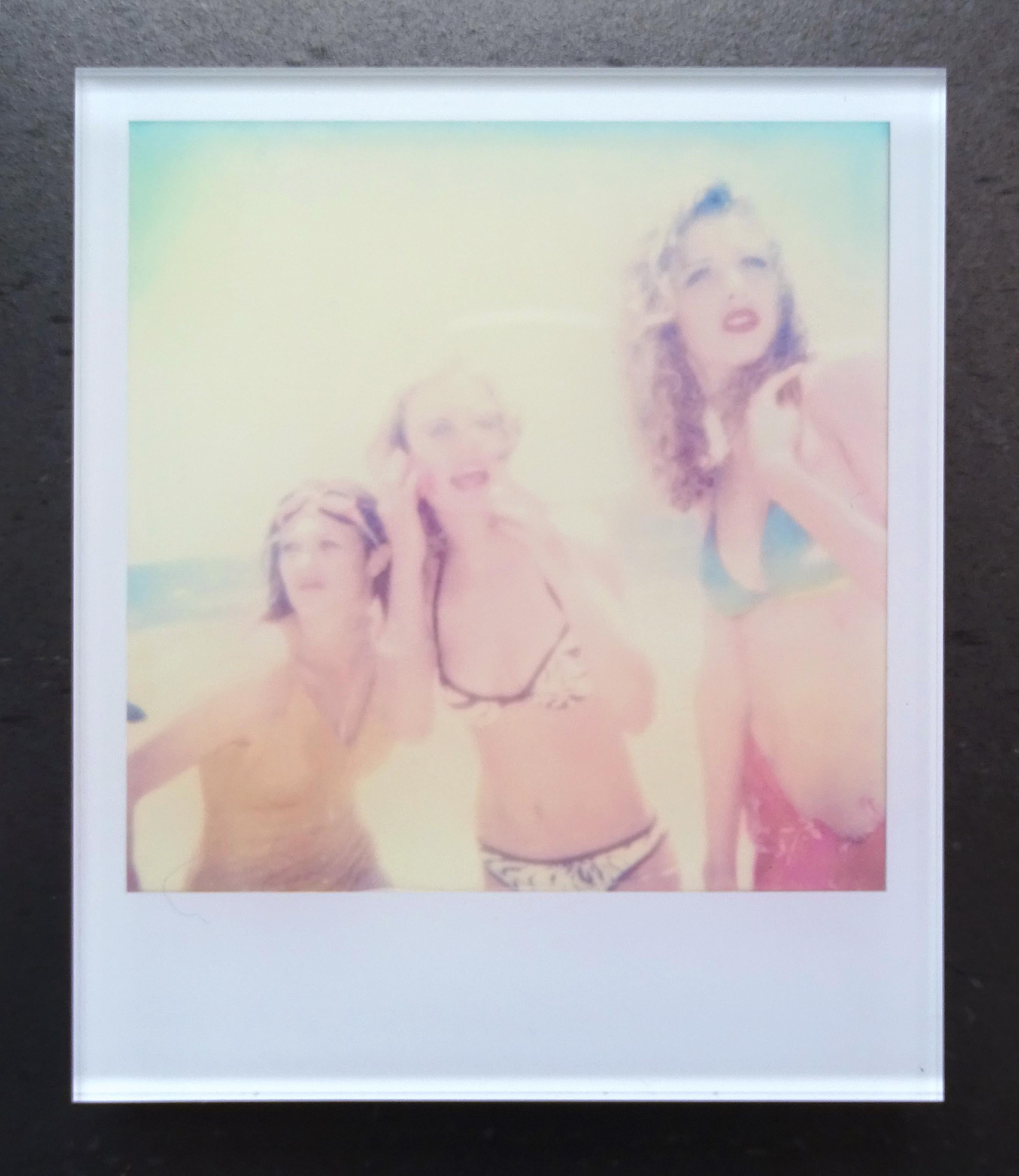 Stefanie Schneider Figurative Photograph – Beachshoot Mini #02 - montiert - mit Rdaha Mitchell, basiert auf einem Polaroid
