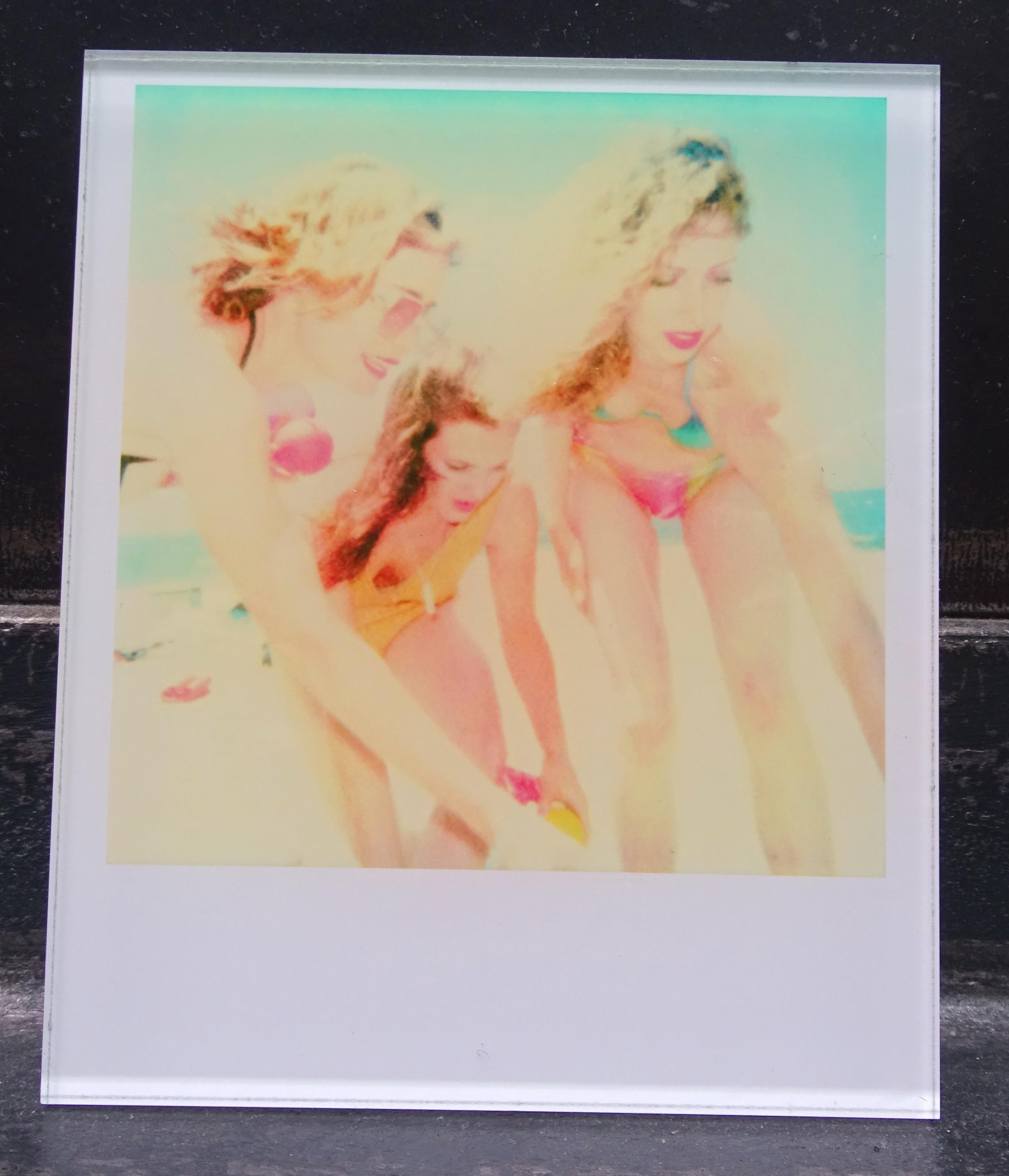 Stefanie Schneider Color Photograph – Beachshoot Mini #06 - montiert - mit Rdaha Mitchell, basiert auf einem Polaroid