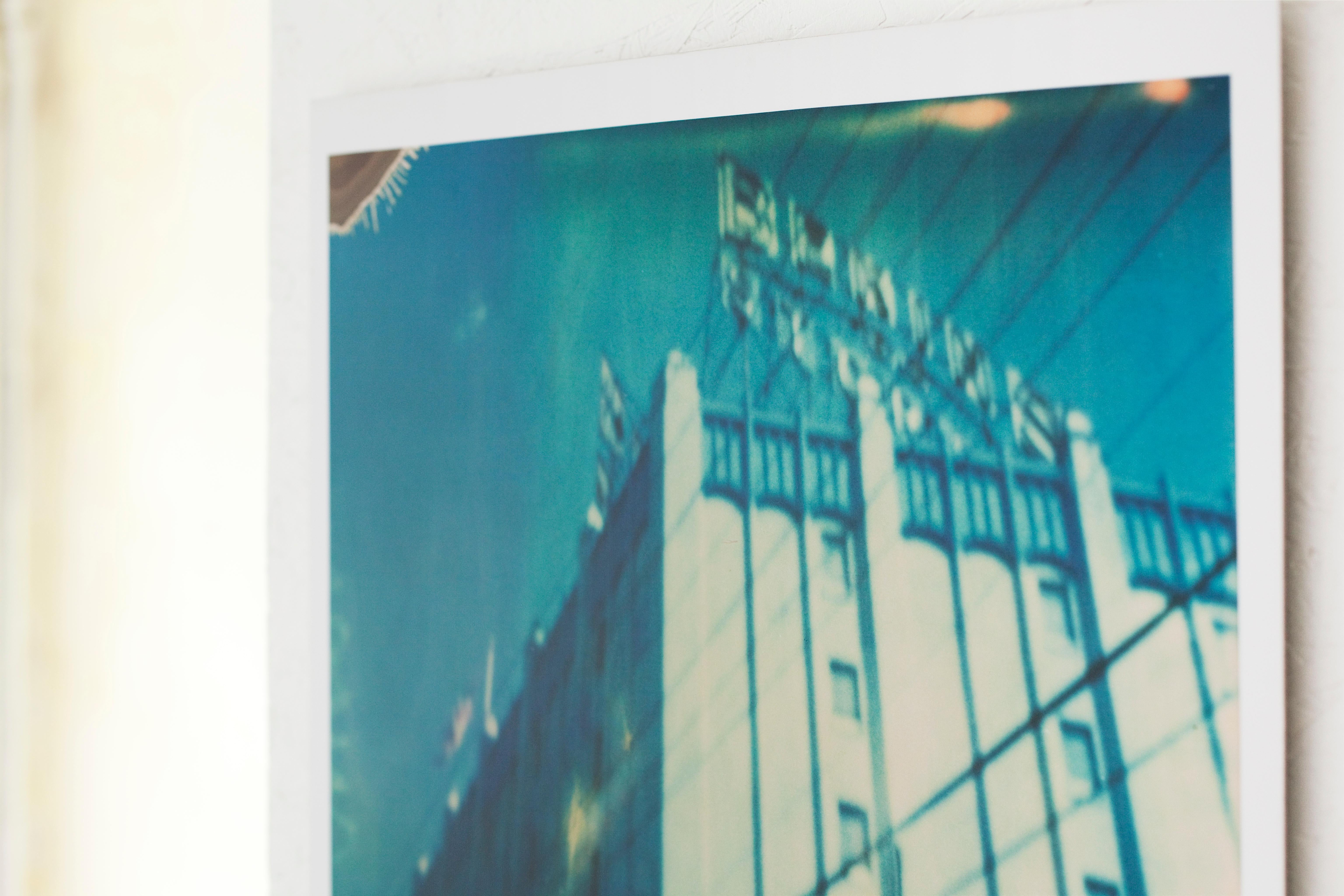Bekins (analogique) 60x70cm - Édition 1/10, monté - Polaroid, 20ème siècle, bleu - Bleu Color Photograph par Stefanie Schneider