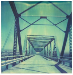 Blaue Brücke - Analog, montiert, Vintage, Contemporary, Landschaft, Polaroid, Farbe