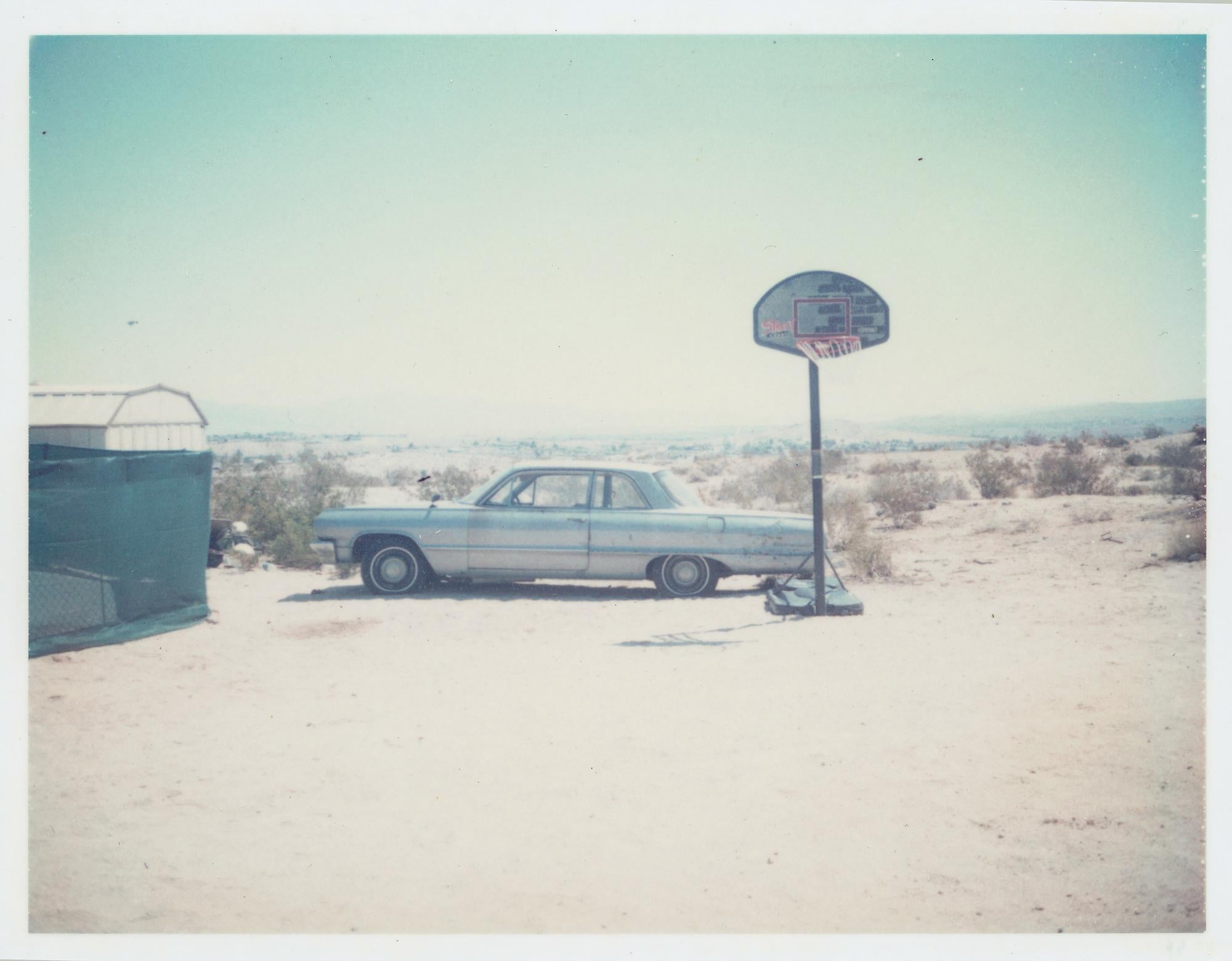 Stefanie Schneider Landscape Photograph – Blauer Cadillac (29 Palmen, Kalifornien) – Polaroid, Cadillac, Vintage, 20. Jahrhundert, Farbe
