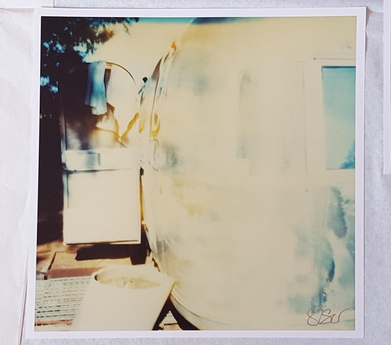 Blaues Kleid – Teil III (Sidewinder) – nach einem Polaroid-Original – Proof