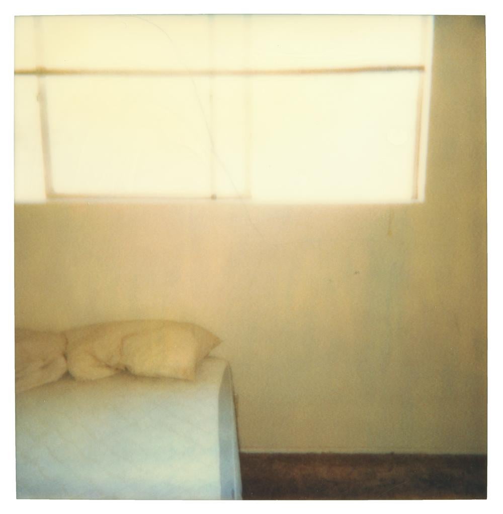 Blue House (29 Palms, CA)- Triptychon - analog, Polaroid, Contemporary (Zeitgenössisch), Photograph, von Stefanie Schneider
