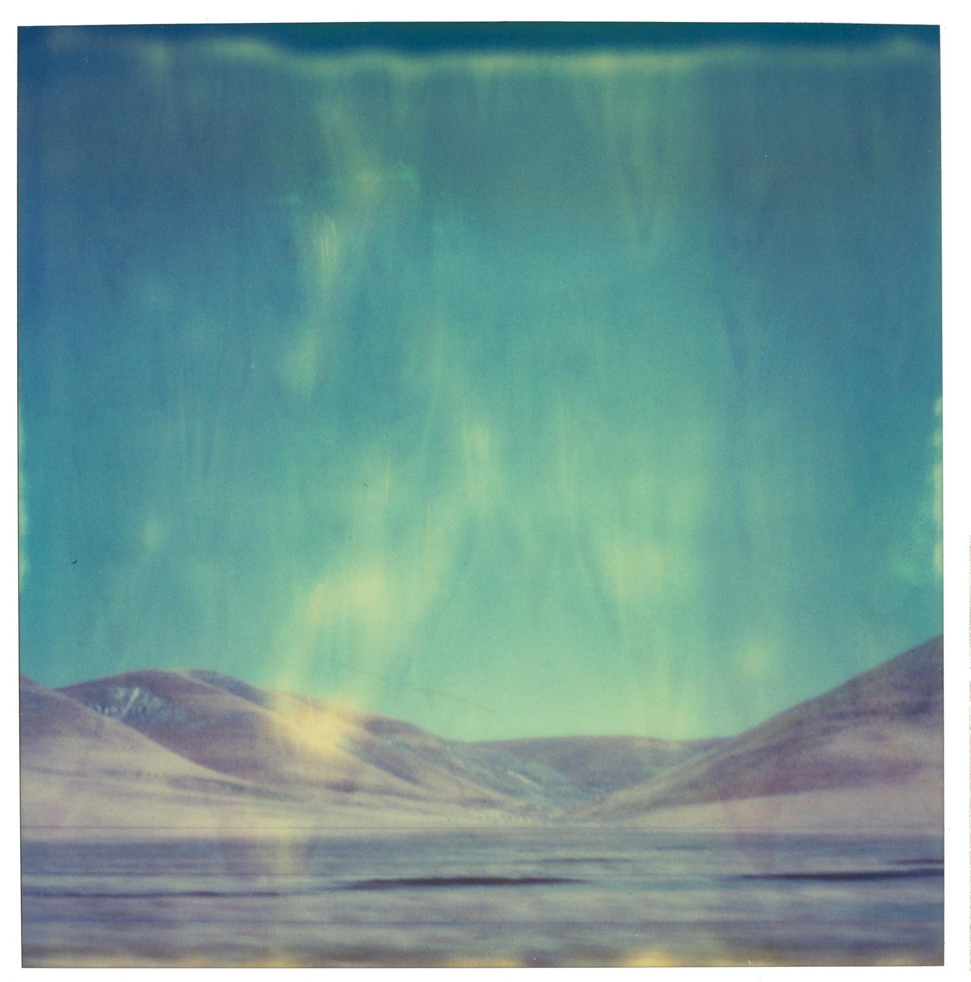 Stefanie Schneider Landscape Photograph – Blaue Berge (analog) 58x56cm – montiert, Auflage 1/10 – Polaroid, 20. Jahrhundert