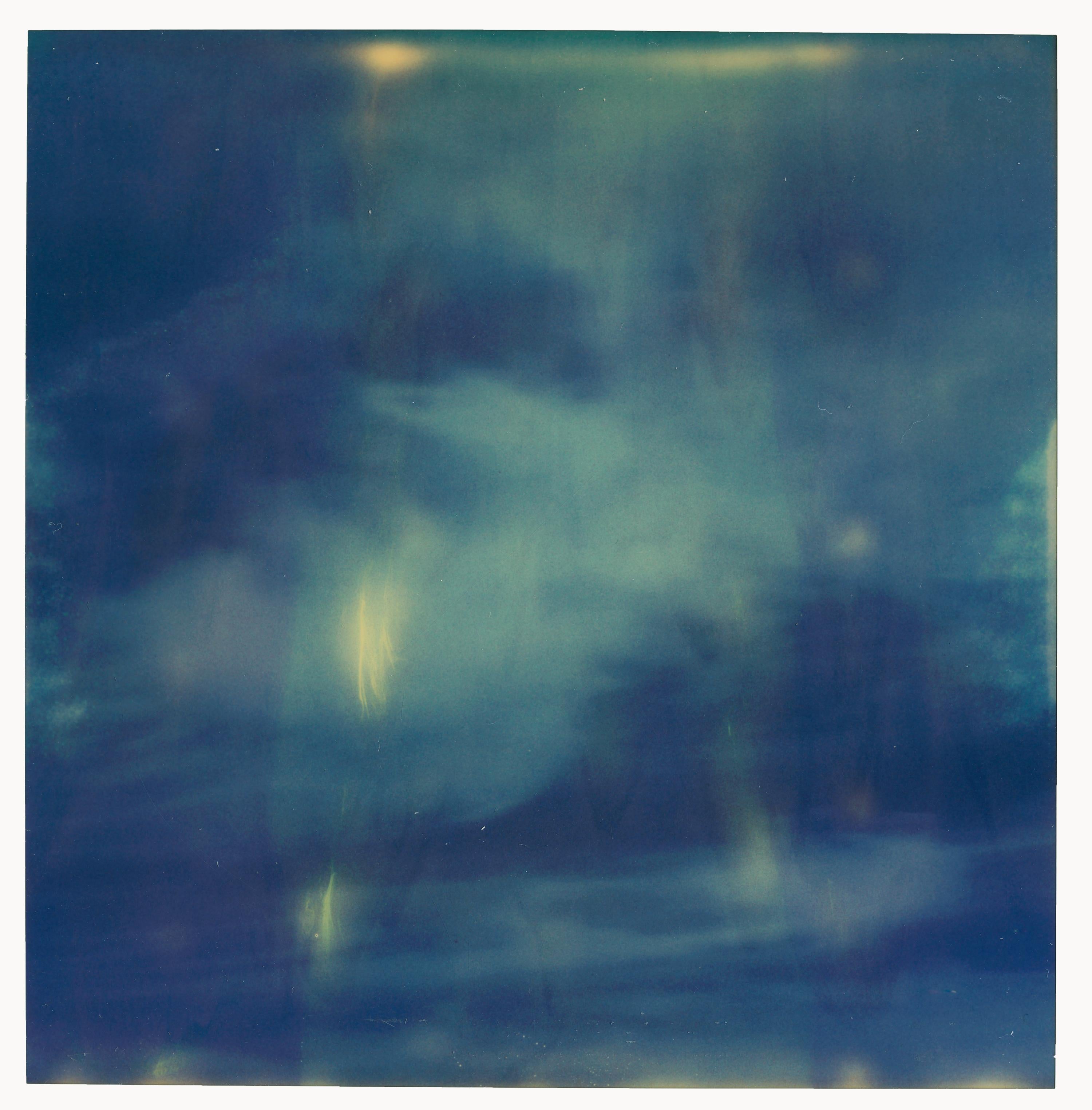 Stefanie Schneider Abstract Photograph – Blue Space Dark - Mindscreen 09 - Zeitgenössisch, 21. Jahrhundert, Polaroid, Abstrakt