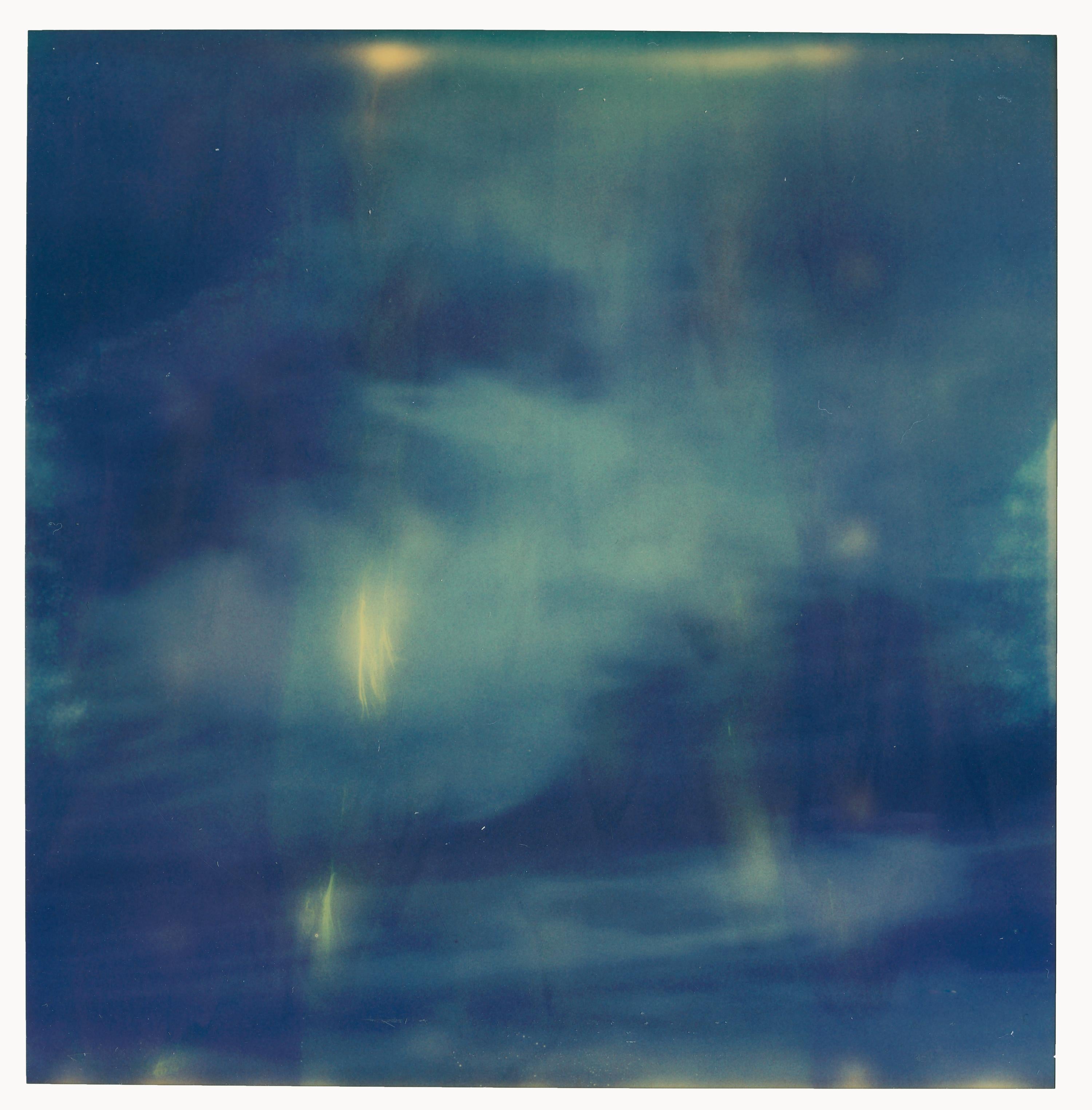 Abstract Photograph de Stefanie Schneider - Blue Space Dark - Mindscreen 09 - Contemporáneo, Siglo XXI, Polaroid, Abstracto