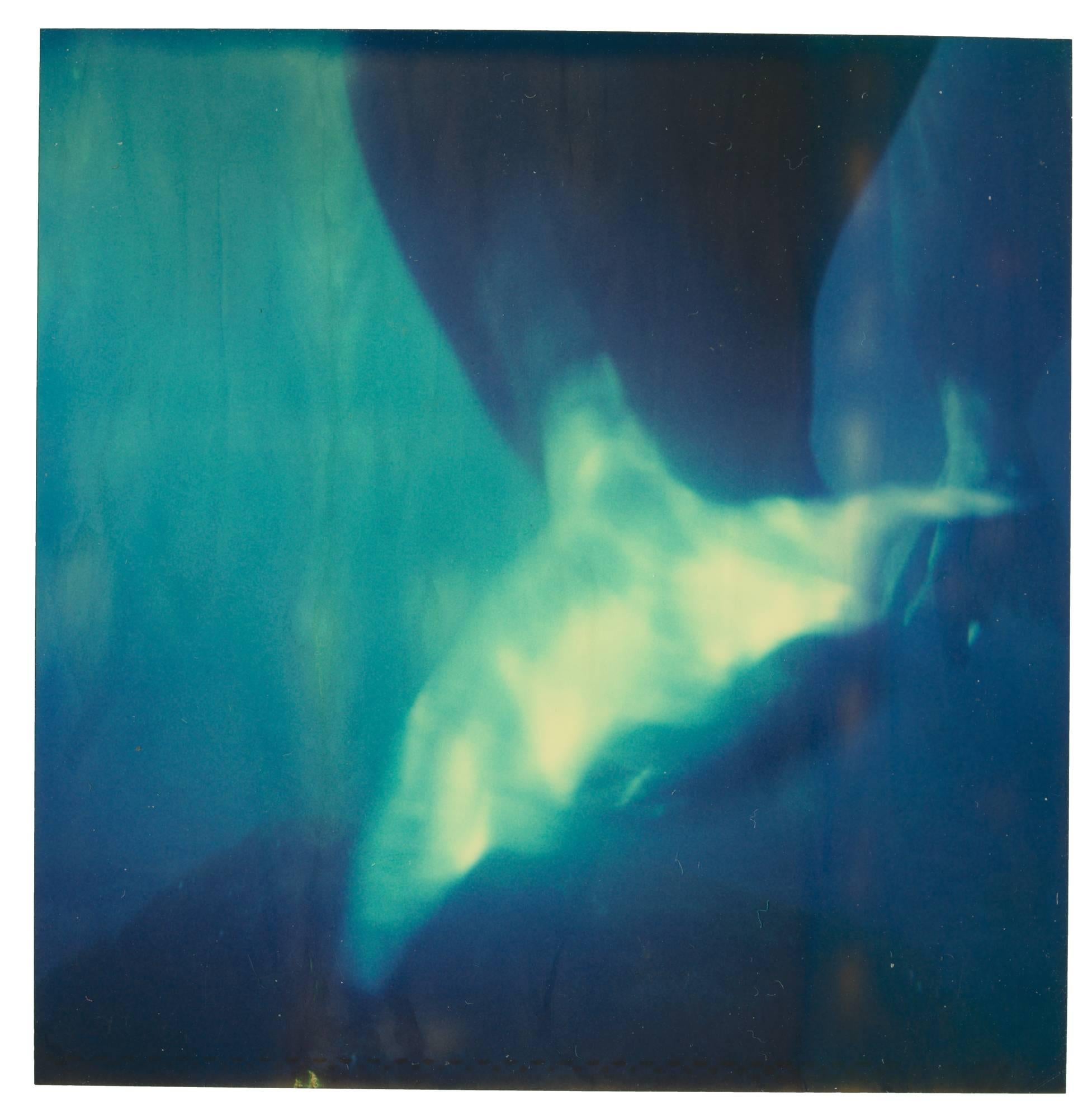 Blau (Aufenthalt) - 21. Jahrhundert, Contemporary, Polaroid, Fotografie, Farbe (Zeitgenössisch), Photograph, von Stefanie Schneider