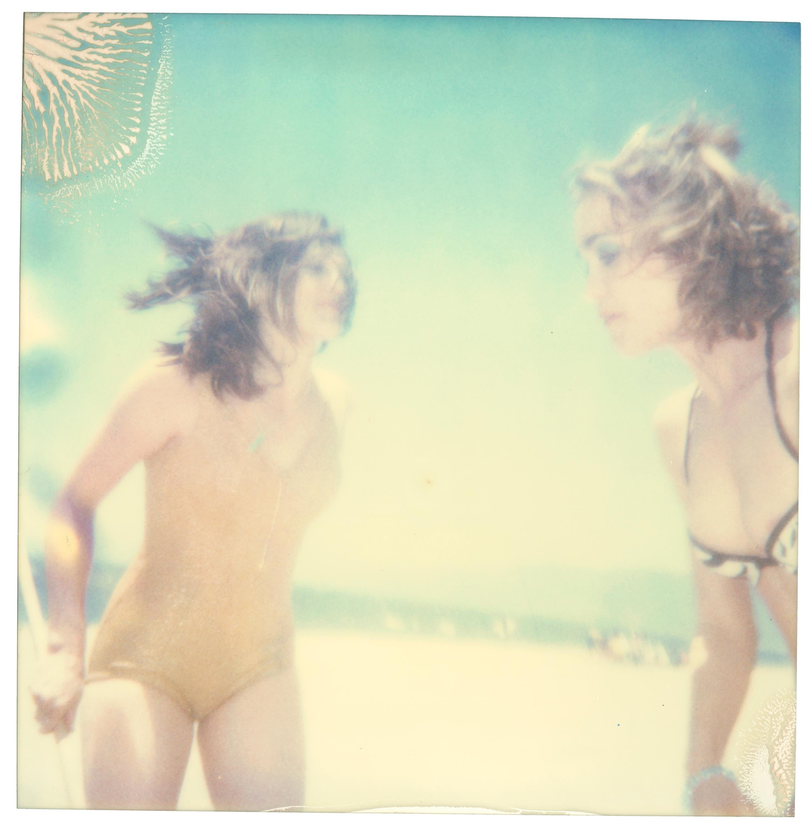 Boccia (Beachshoot) avec Radha Mitchell - Polaroid, contemporain, femmes, couleur - Beige Figurative Photograph par Stefanie Schneider
