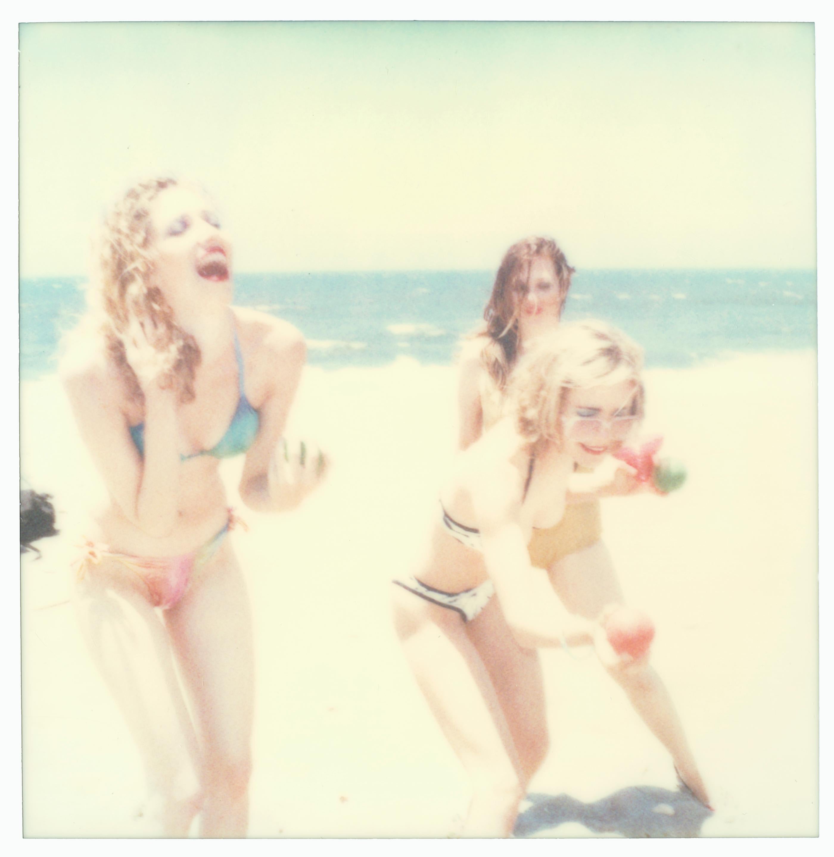 Boccia (Beachshoot) avec Radha Mitchell - Polaroid, contemporain, femmes, couleur 2