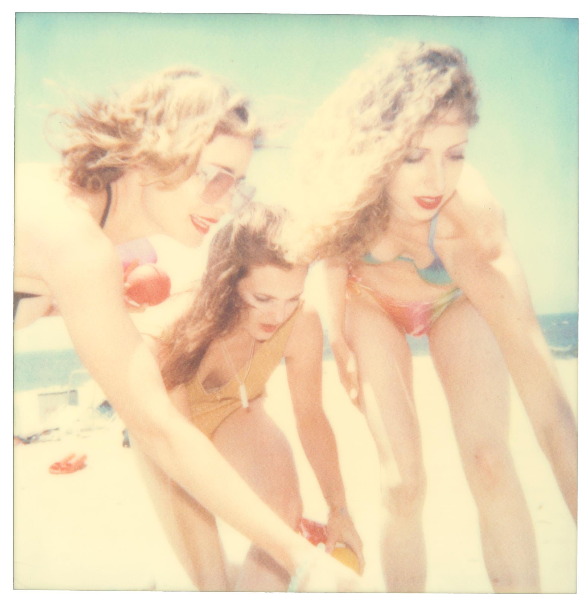 Boccia (Beachshoot) avec Radha Mitchell - Polaroid, contemporain, femmes, couleur 4