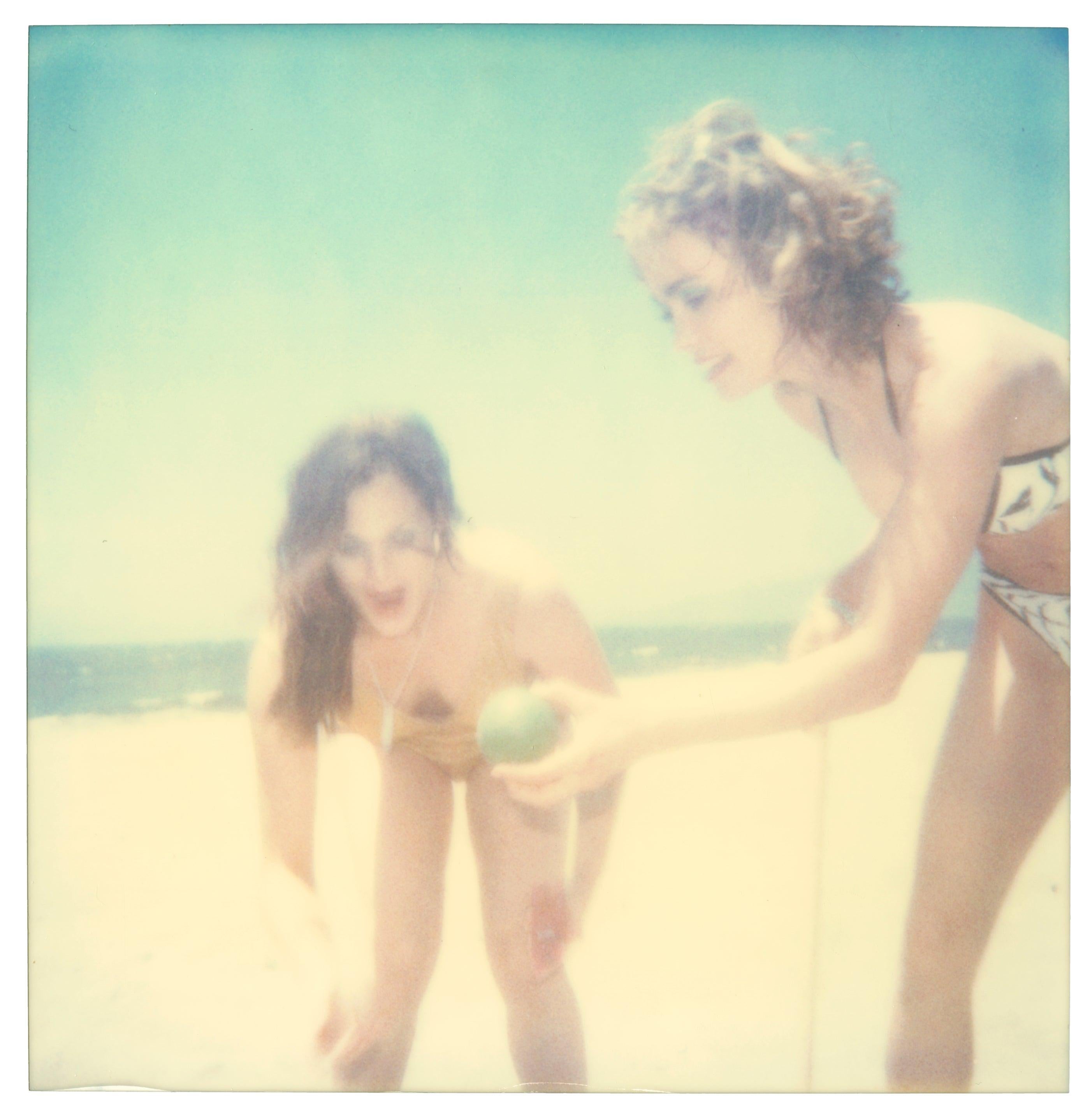 Stefanie Schneider Figurative Photograph – Boccia IV (Beachshooting) mit Radha Mitchell -Polaroid, Zeitgenössisch, Frauen