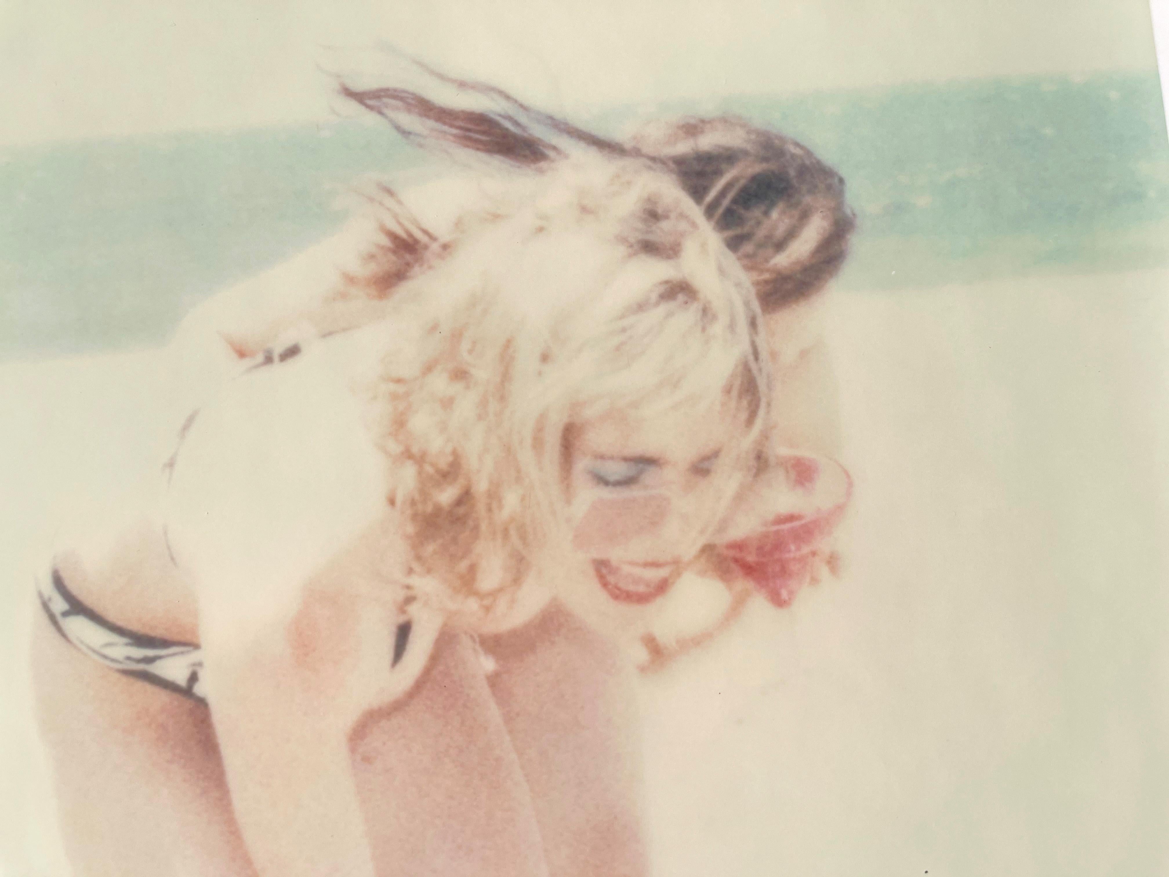 Boccia V (Beachshooting) mit Radha Mitchell – Polaroid, zeitgenössisch, Frauen – Photograph von Stefanie Schneider