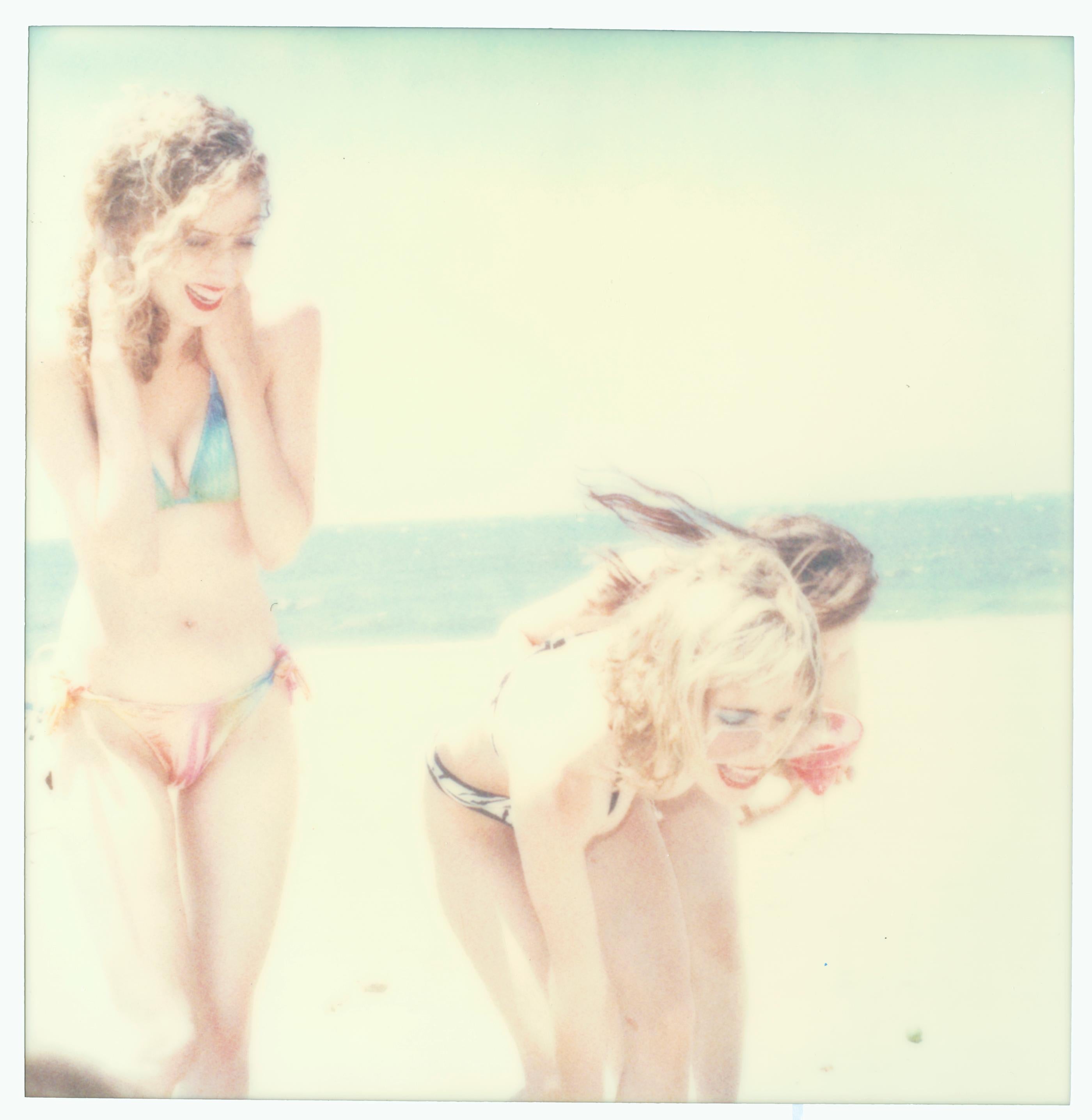 Stefanie Schneider Color Photograph – Boccia V (Beachshooting) mit Radha Mitchell – Polaroid, zeitgenössisch, Frauen