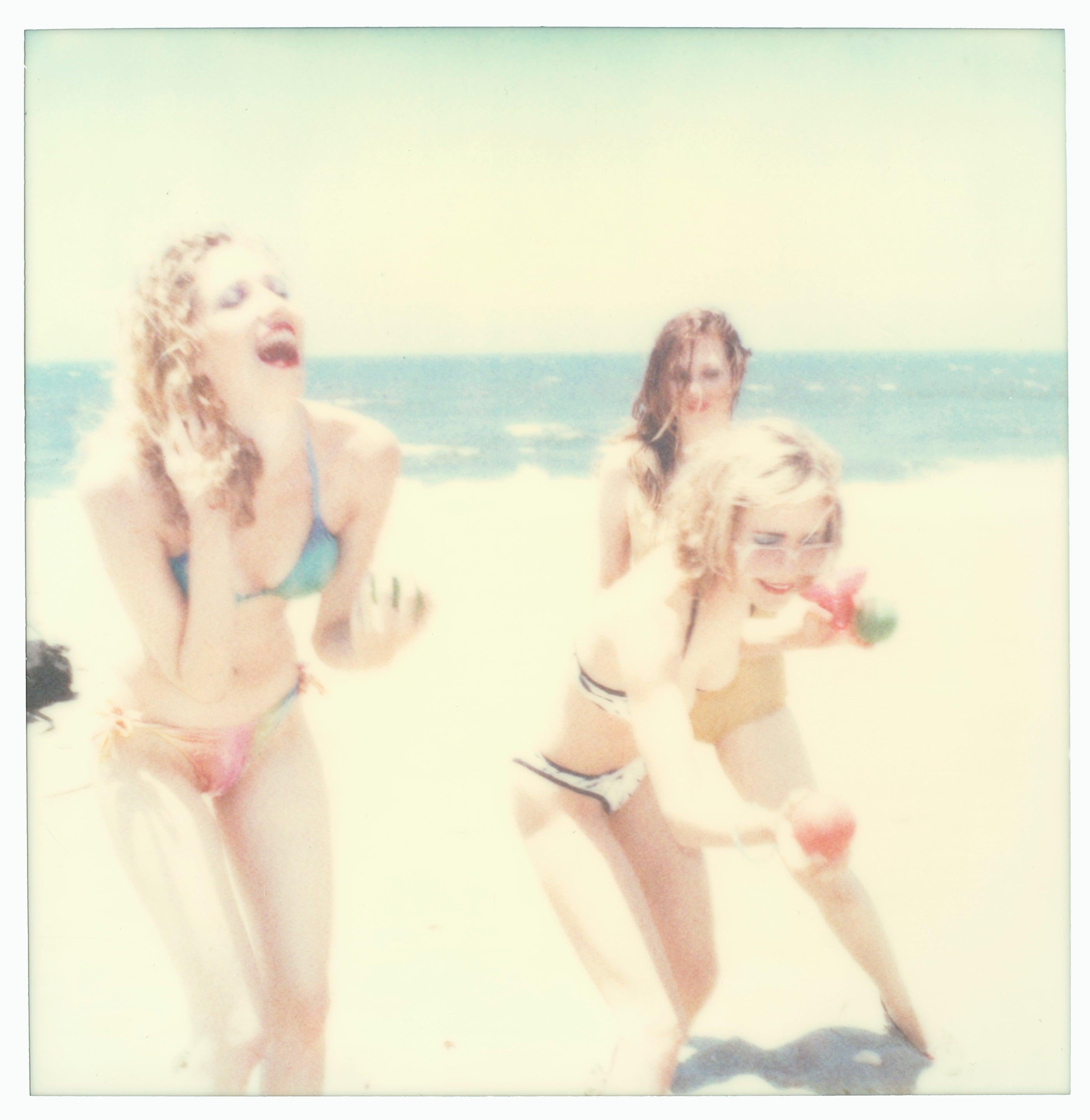 Figurative Photograph Stefanie Schneider - Boccia VI (Beachshoot) avec Radha Mitchell -Polaroid, contemporain, pour femmes