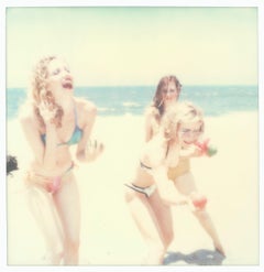 Boccia VI (Beachshoot) avec Radha Mitchell -Polaroid, contemporain, pour femmes