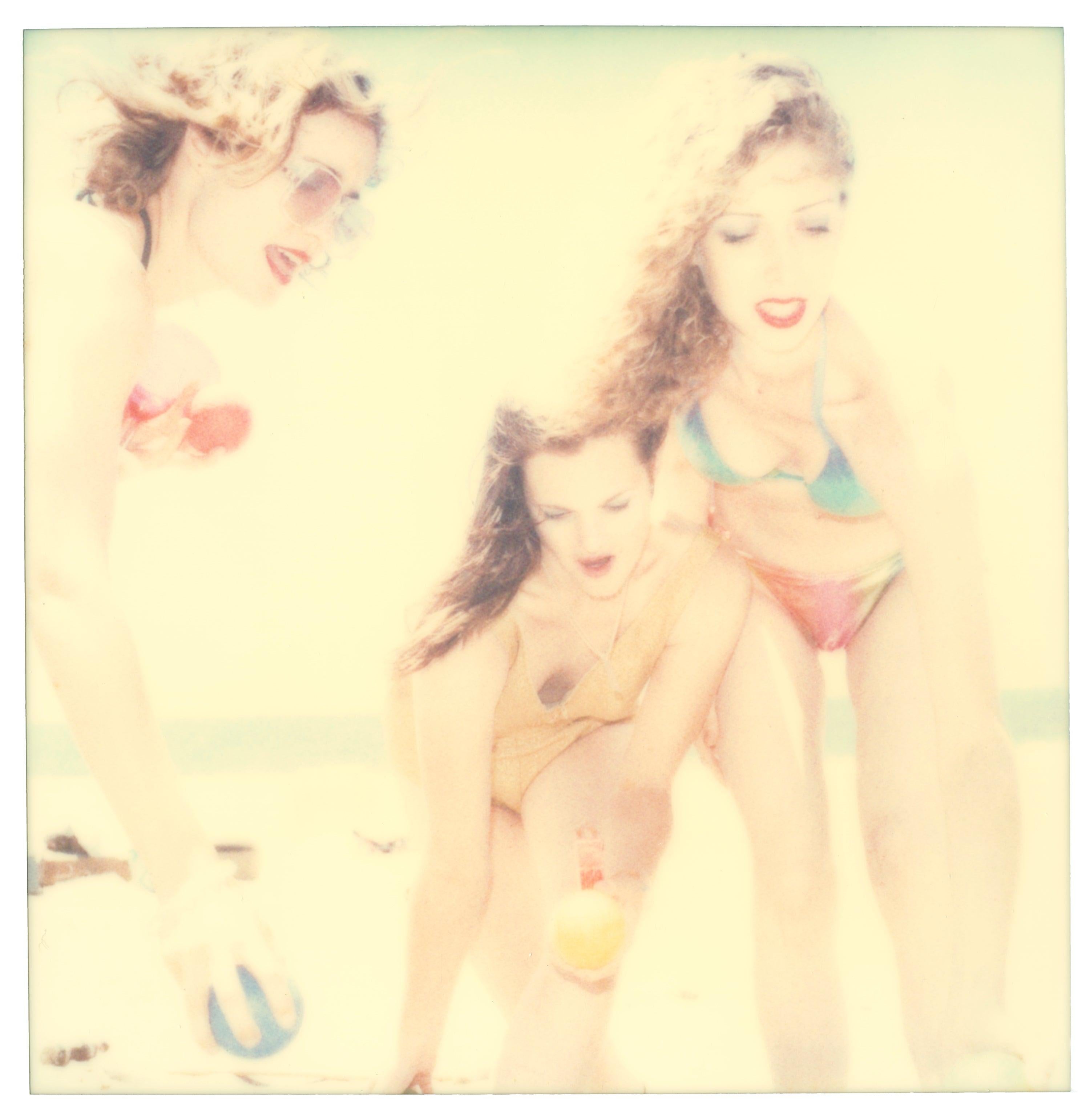 Color Photograph Stefanie Schneider - Boccia VII (Beachshoot ) avec Radha Mitchell -Polaroid, Contemporary, Women