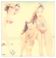 Boccia VII (Beachshoot ) mit Radha Mitchell -Polaroid, Contemporary, Frauen