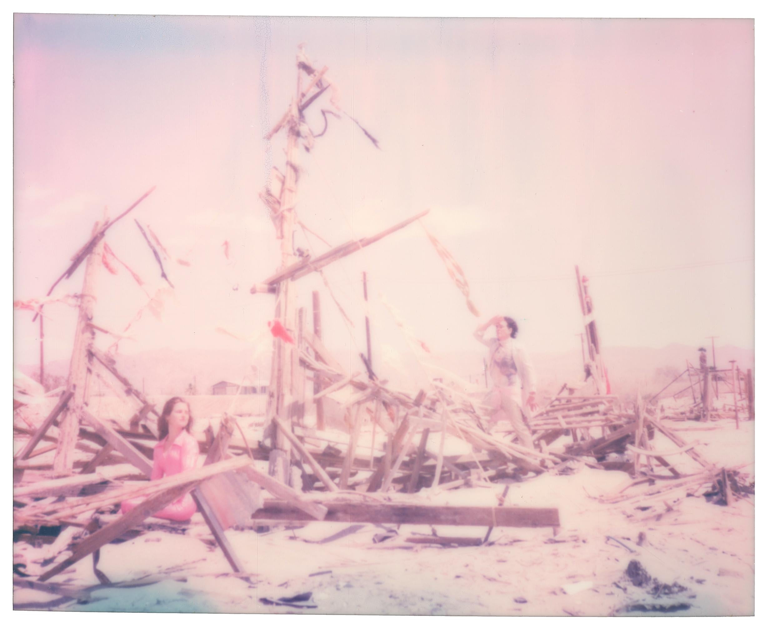 Stefanie Schneider Portrait Photograph – Bombay Beach Pirates II (Ensign Broderick Plattenschuh 'Blood Crush')