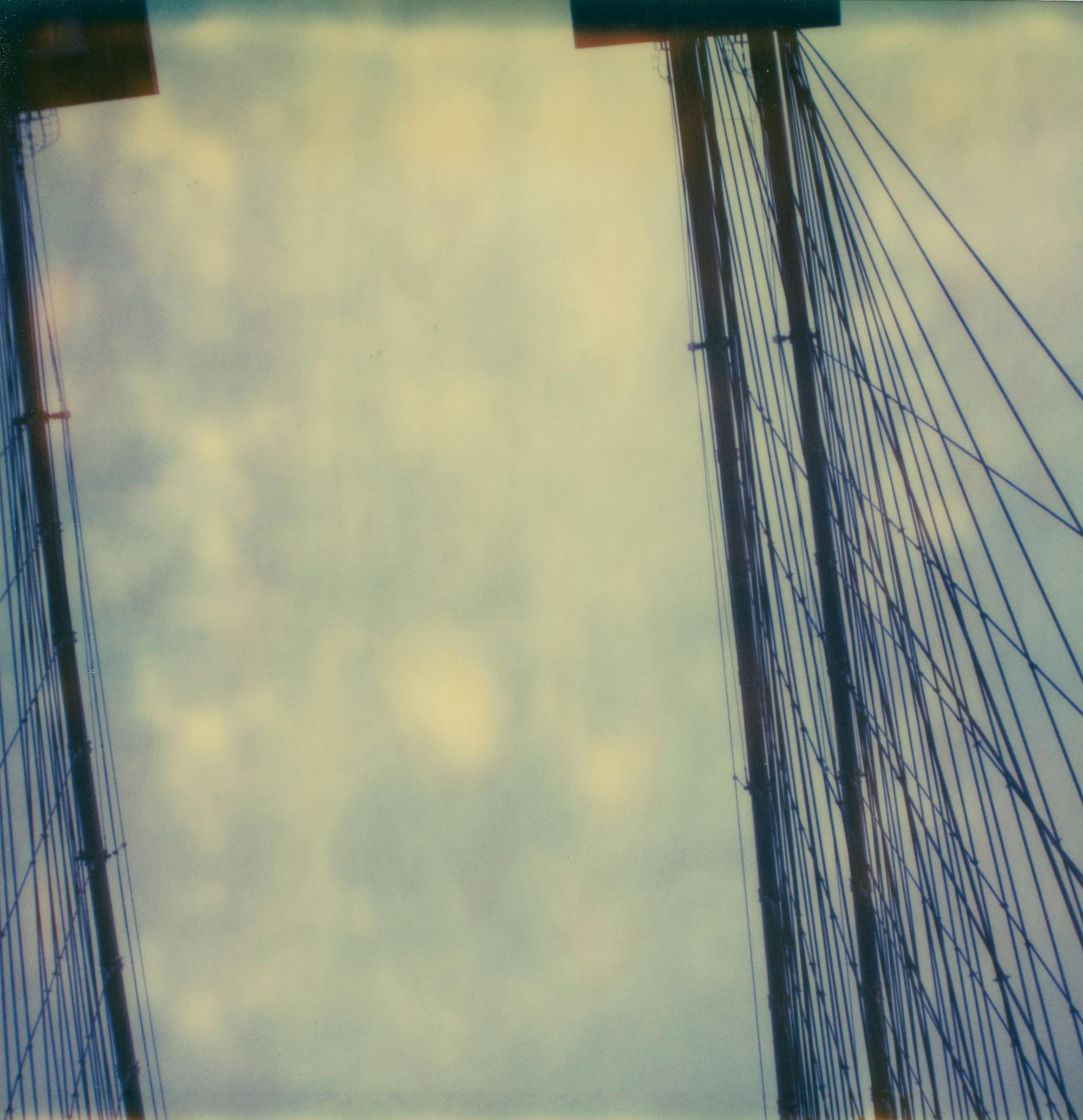 Color Photograph di Stefanie Schneider - Ponte di Brooklyn 08 (Soggiorno) - Polaroid