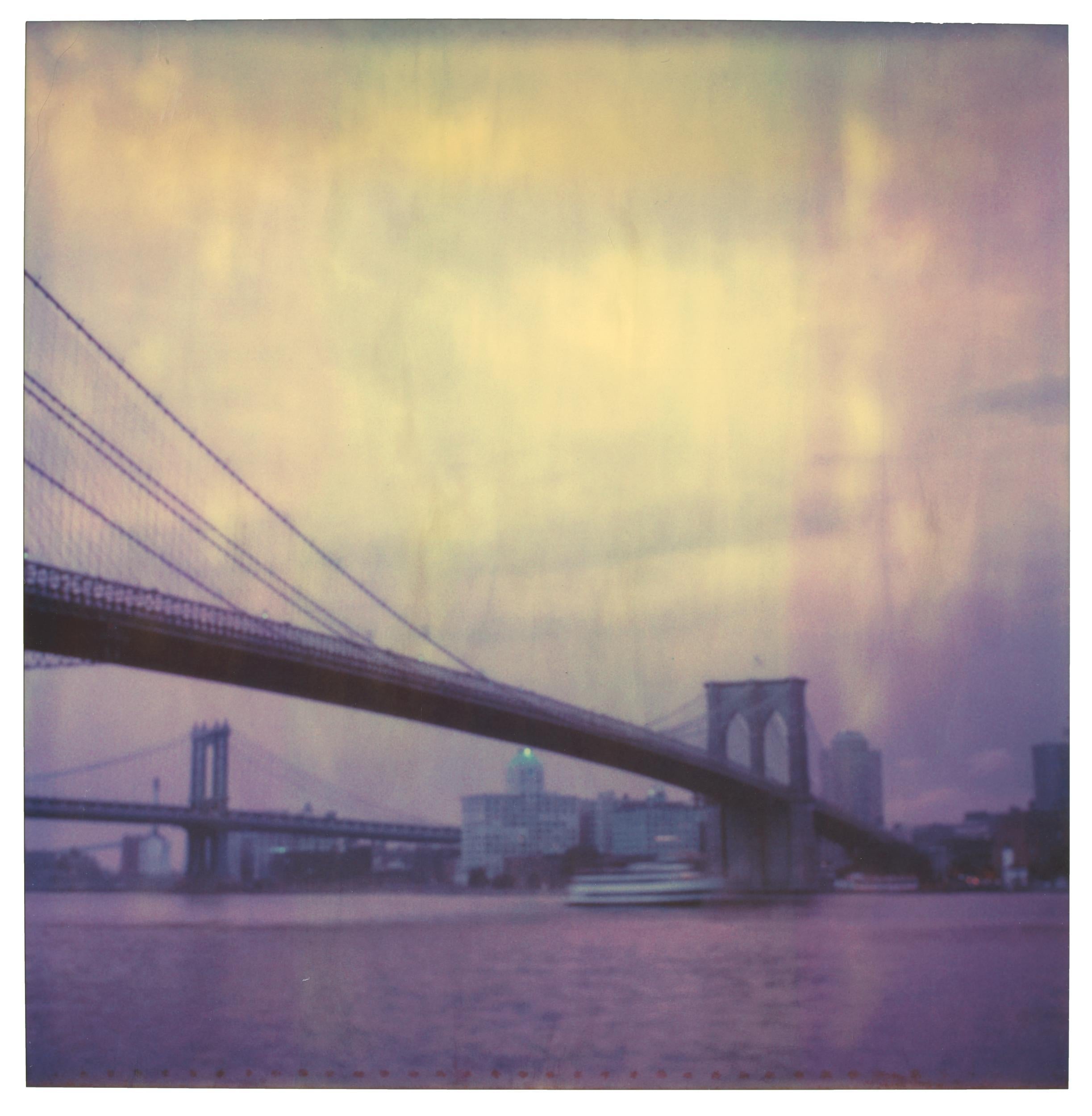 Landscape Photograph Stefanie Schneider - Polaroid, coucher de soleil sur le pont de Brooklyn (Stay) - XXIe siècle