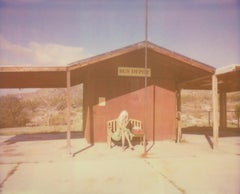 Bus Depot (Das Mädchen hinter dem weißen Zaun) – Polaroid