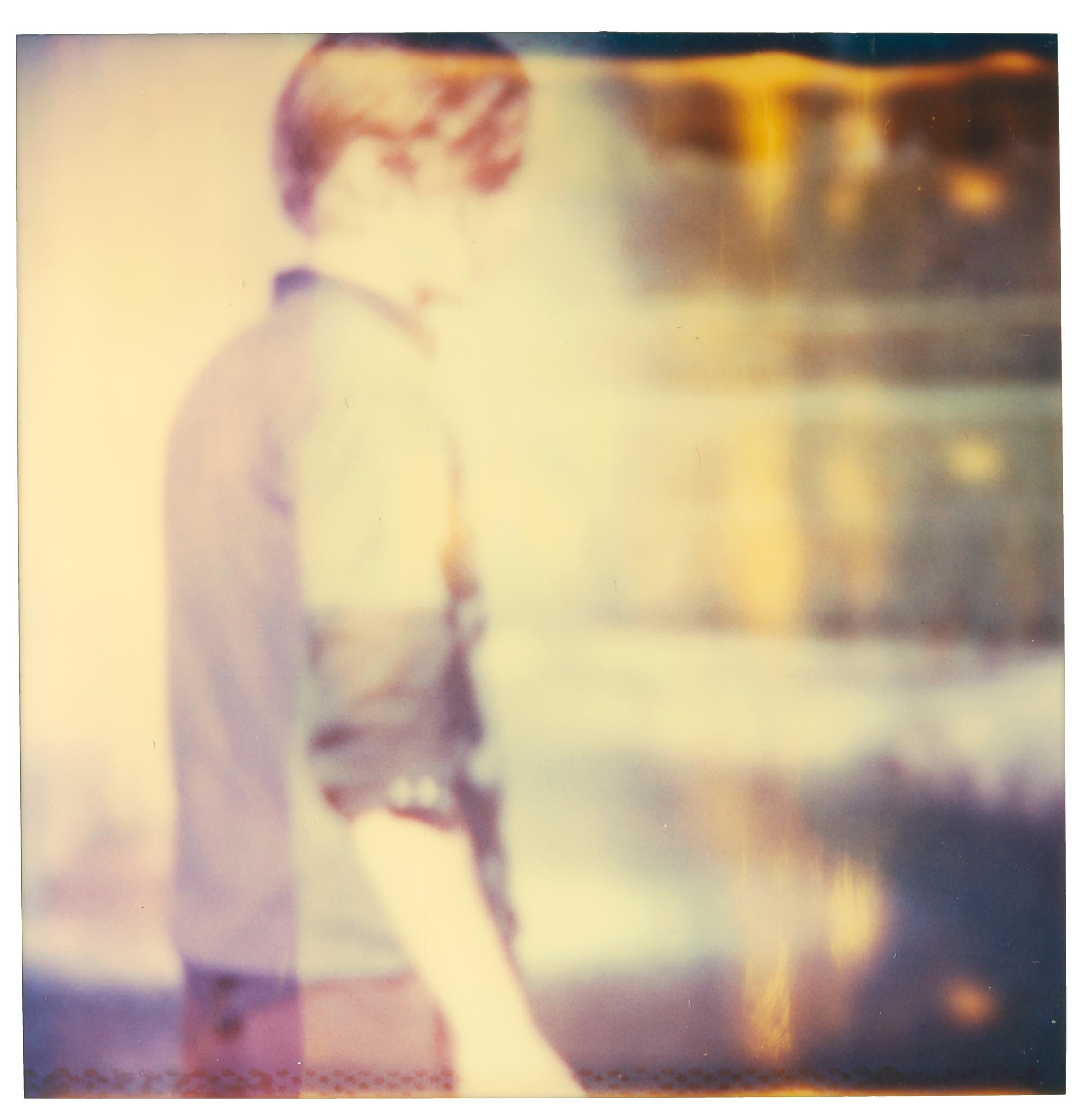 Color Photograph Stefanie Schneider - By the Fountain (Séjour) - avec Ryan Gosling - Polaroid, 21ème siècle