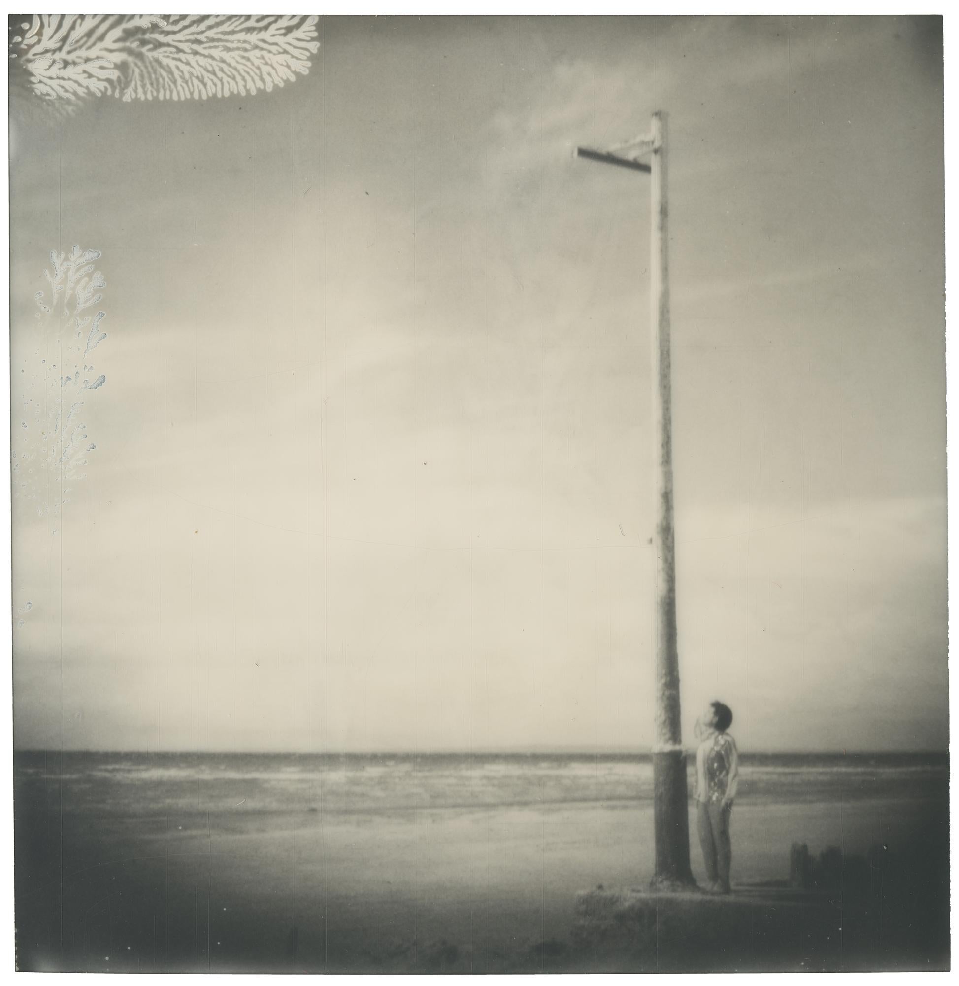 Stefanie Schneider Portrait Photograph – By the Sea (Ensign Broderick Aufnahme „Blood Crush“ – Bombay Beach, Kalifornien