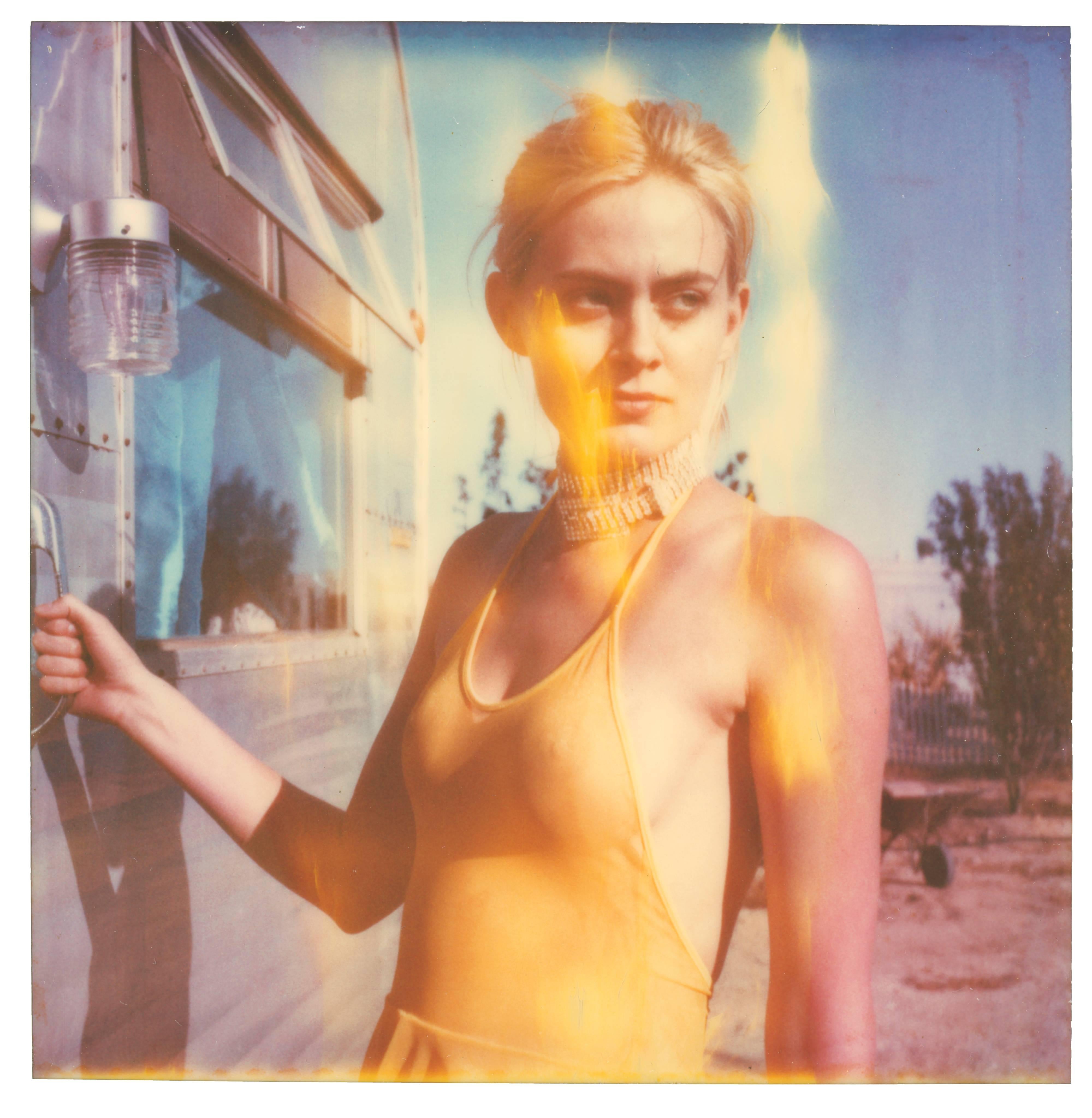 Color Photograph di Stefanie Schneider - Caitlin alias Jane Bond III Heavenly Falls - basato su una Polaroid originale