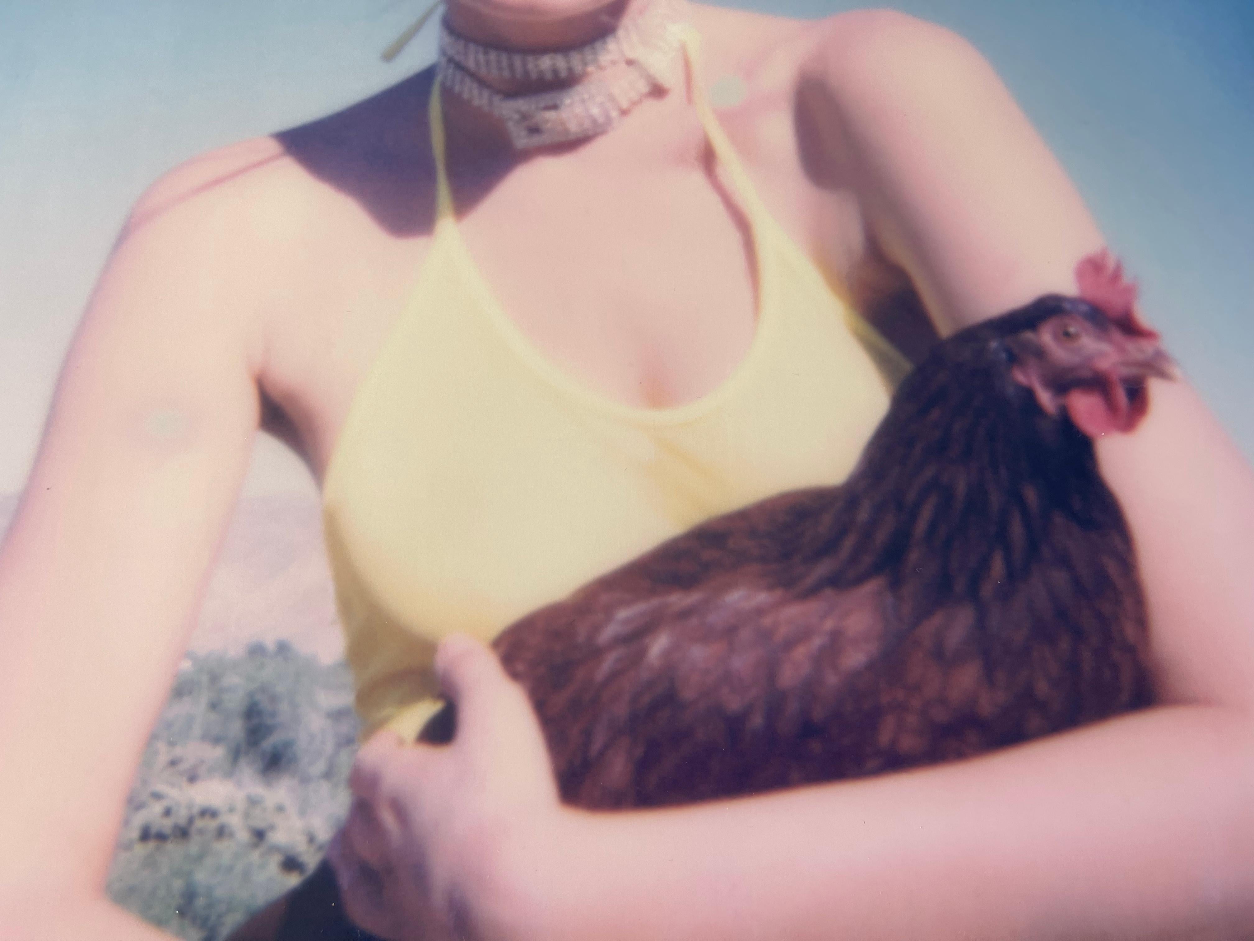 Caitlin e Charlie (Pulcini e pulcini e a volte cazzi) - Color Photograph Grigio di Stefanie Schneider