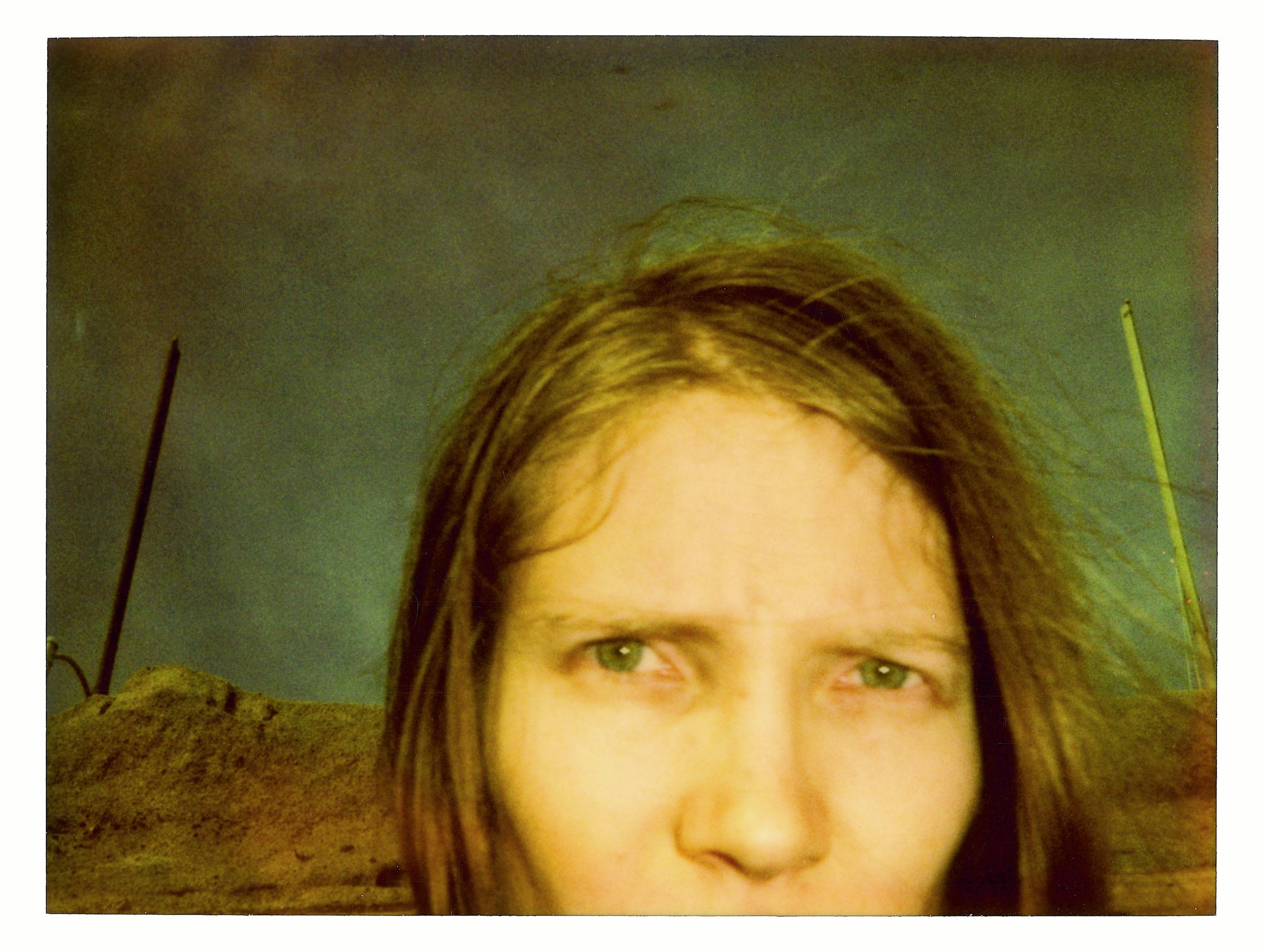 Stefanie Schneider Color Photograph – Kalifornienischer blauer Raumteiler - Polaroid, Zeitgenössisch, Frauen, Selbstporträt, Farbe