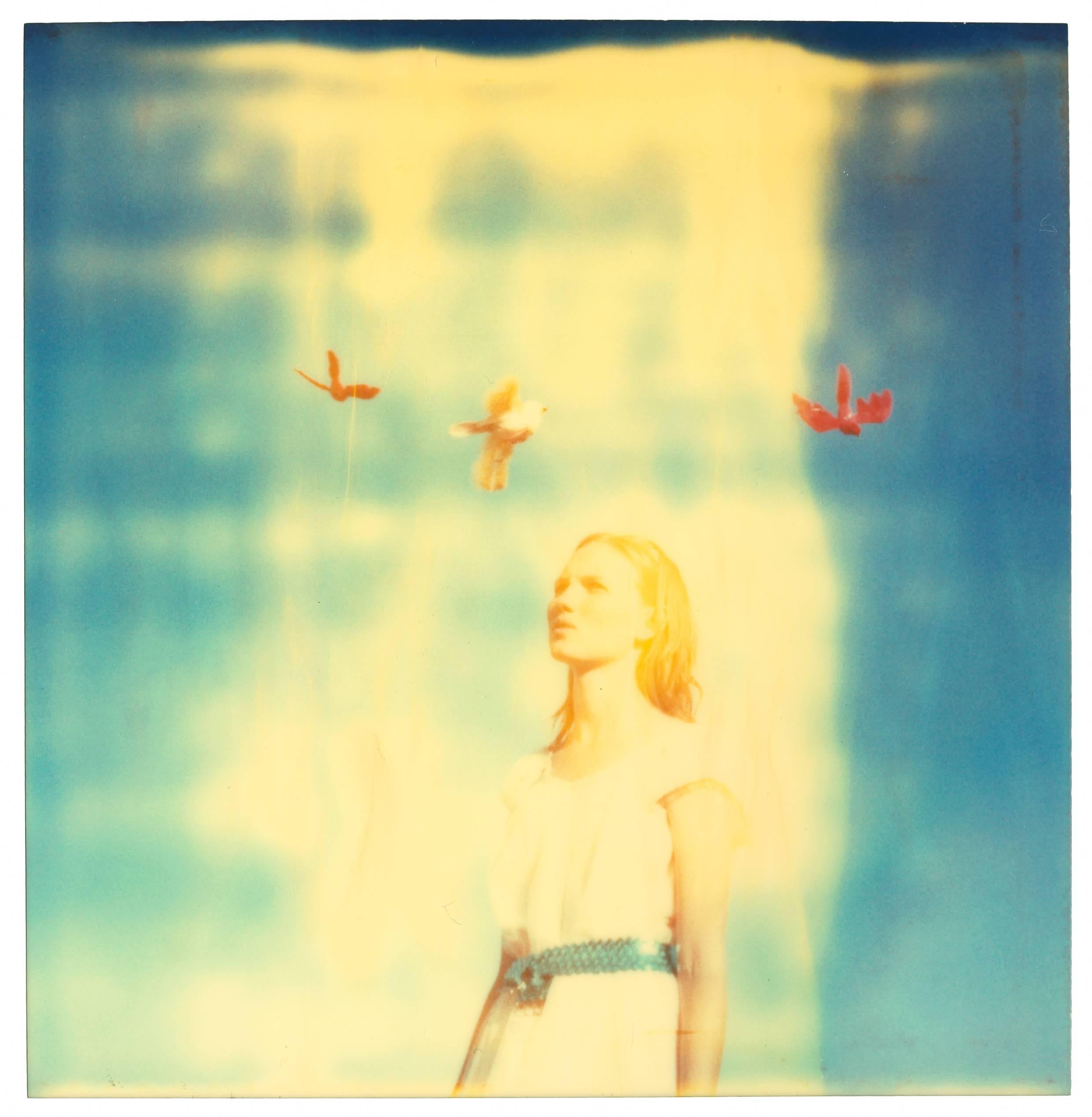 Stefanie Schneider Figurative Photograph – Calliope (50x50cm) - Zeitgenössisch, Polaroid, 21. Jahrhundert, Farbe, Mystisch