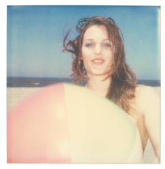 Camille avec boule de plage (photographie de plage) - Pièce unique d'origine de Polaroid