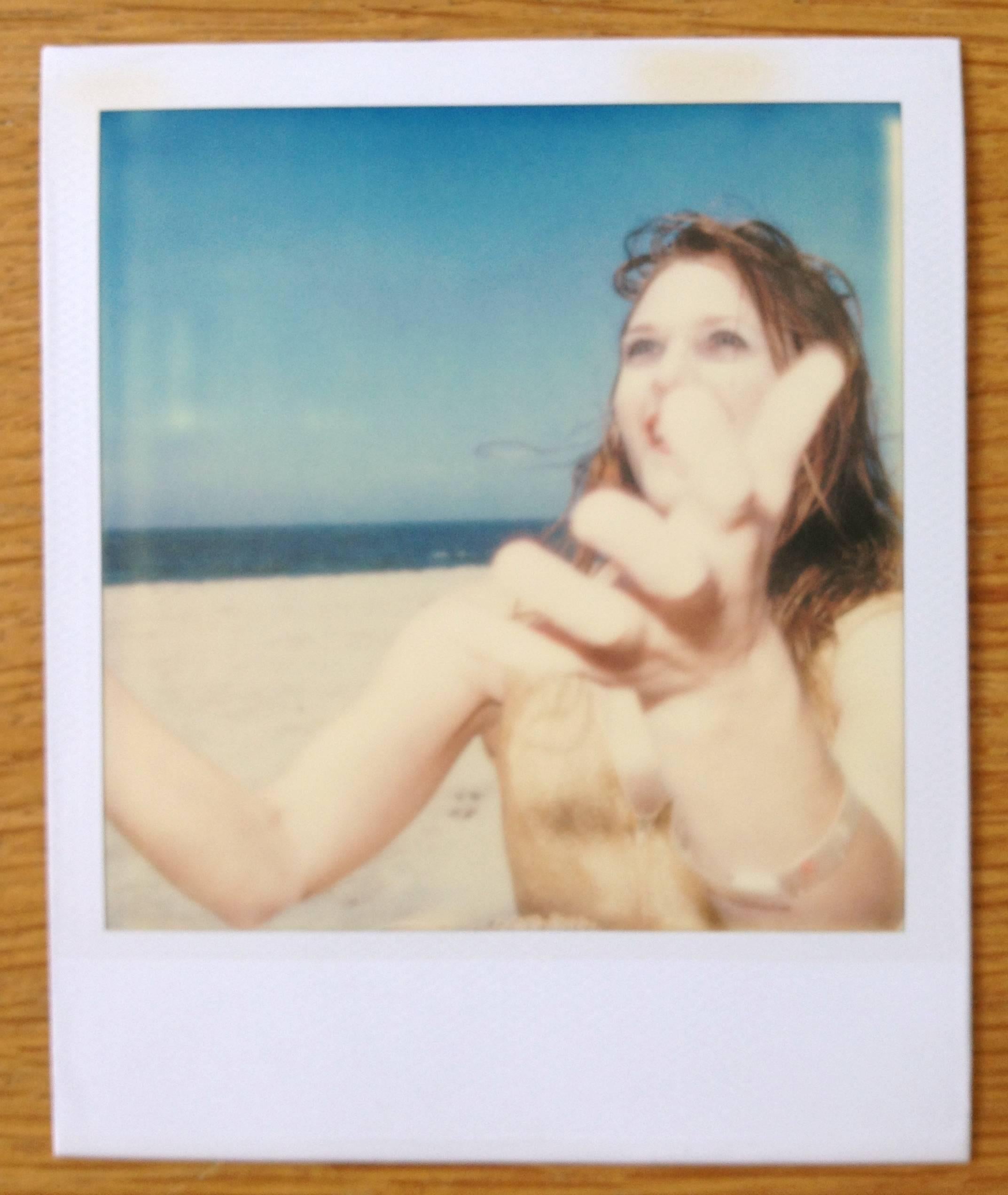 Catching - Original Polaroid Einzigartiges Stück von Camille – Photograph von Stefanie Schneider