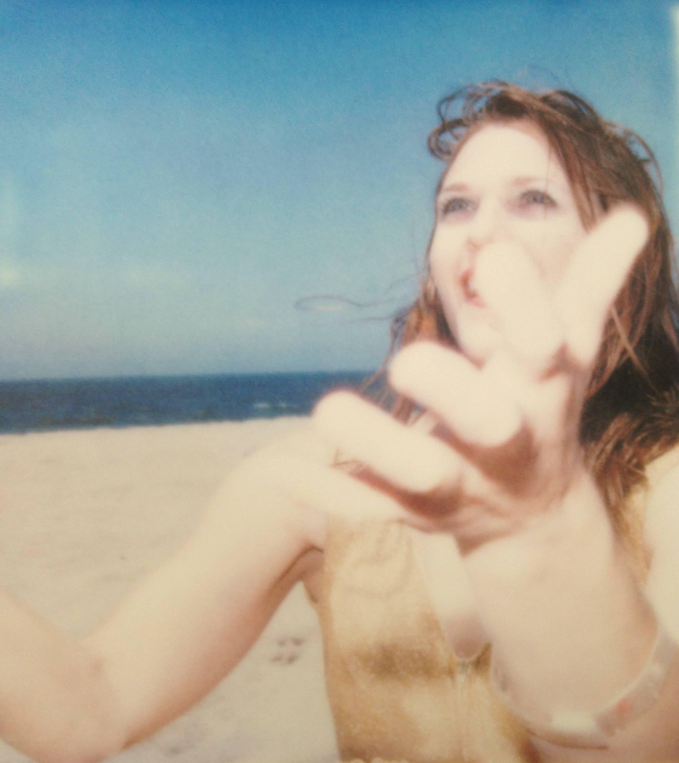 Camille's Catching - Pièce unique d'origine Polaroid - Contemporain Photograph par Stefanie Schneider