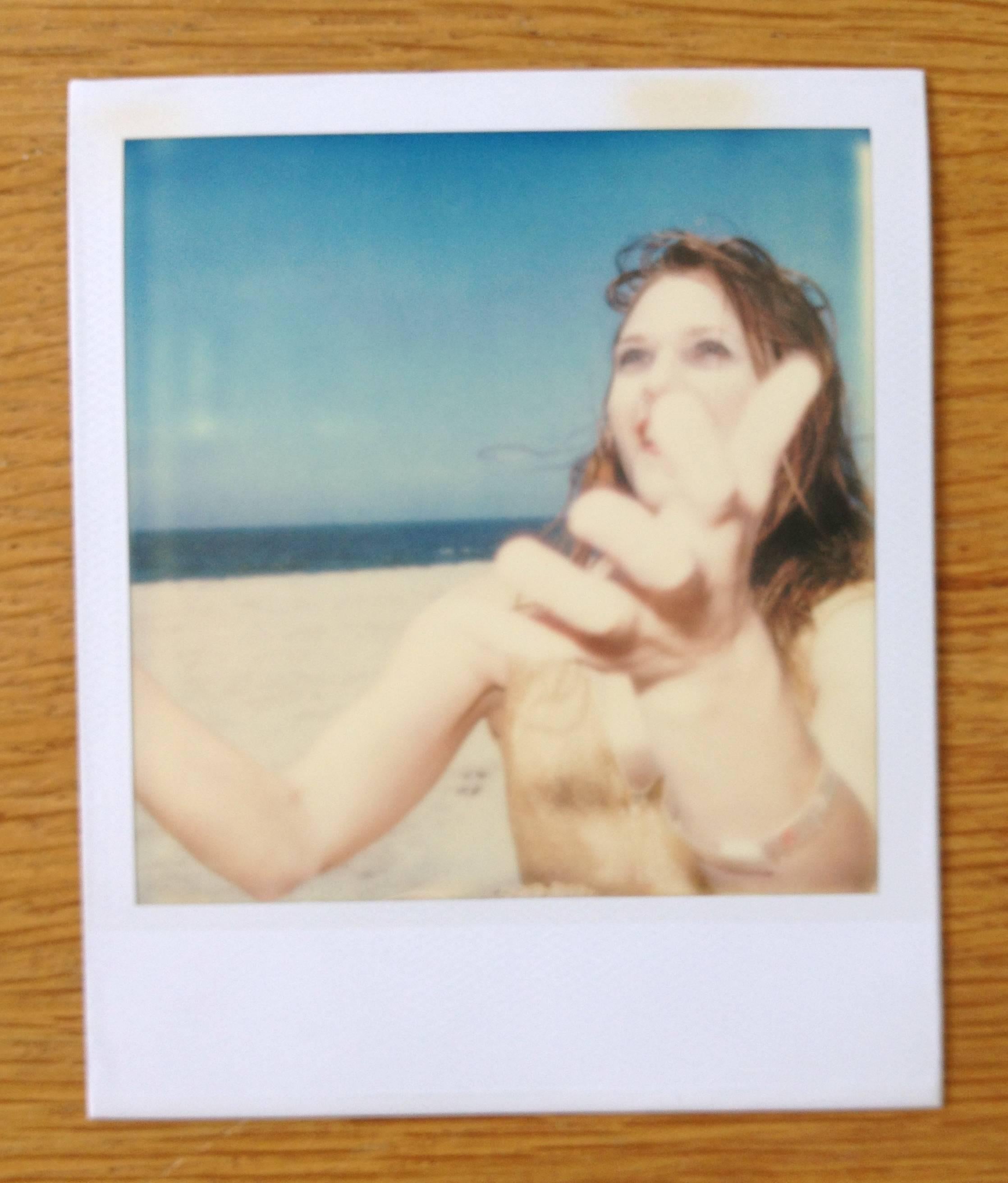 Catching - Original Polaroid Einzigartiges Stück von Camille (Beige), Color Photograph, von Stefanie Schneider
