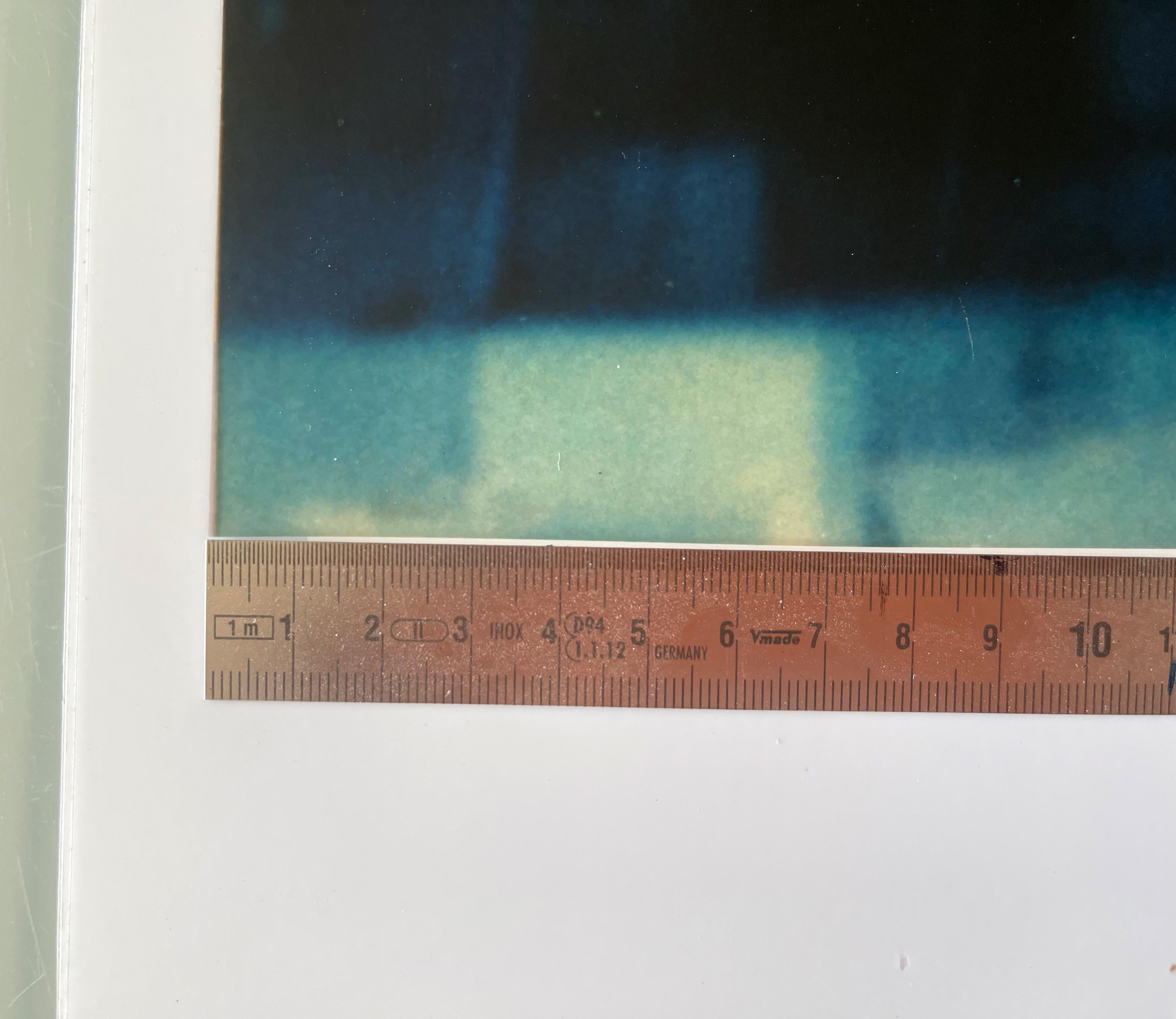 Autolavaggio - Contemporaneo, Paesaggio, Paesaggio urbano, scaduto, Polaroid, analogico, Blu in vendita 8