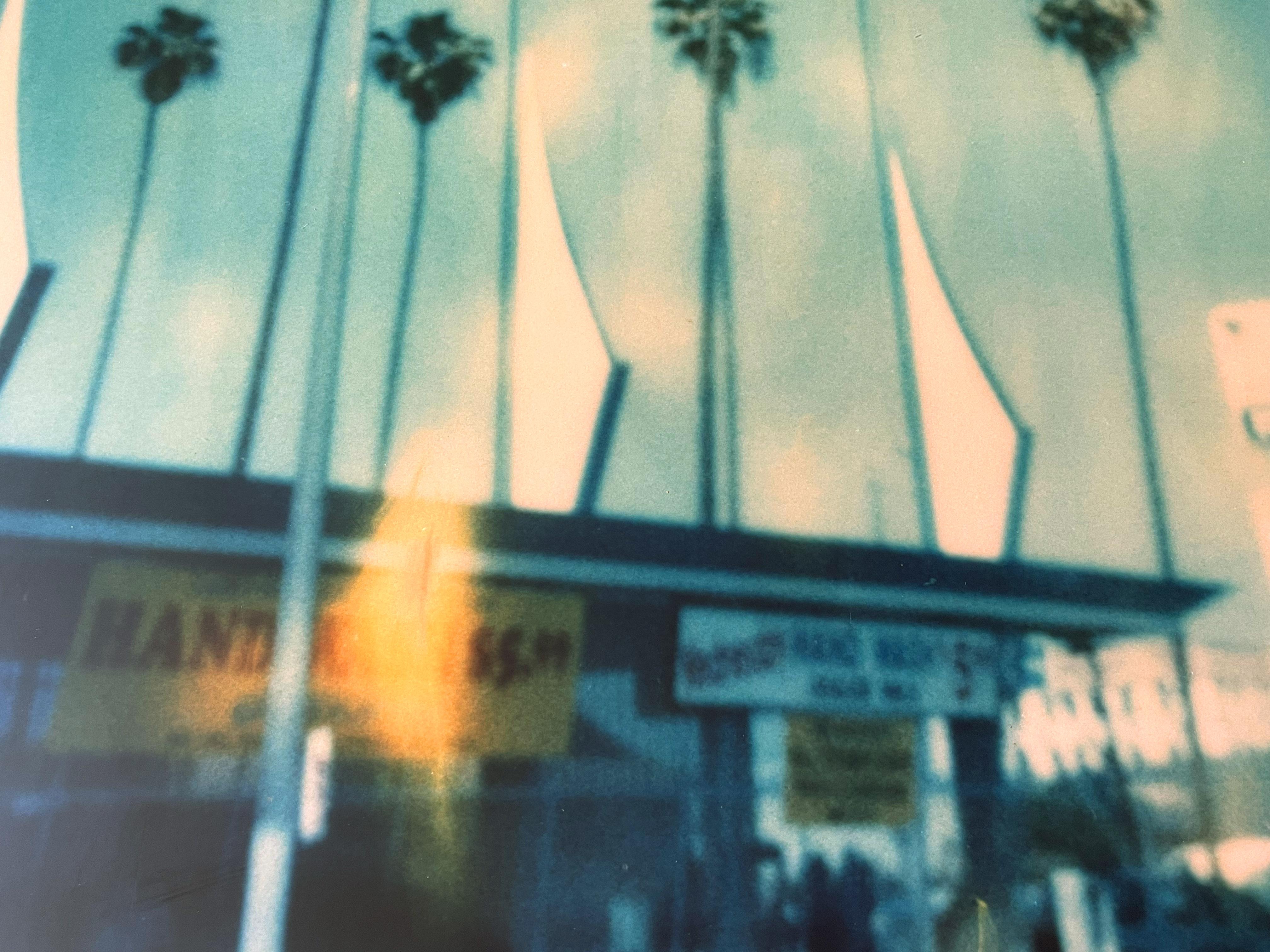Autolavaggio - Contemporaneo, Paesaggio, Paesaggio urbano, scaduto, Polaroid, analogico, Blu - Photograph di Stefanie Schneider
