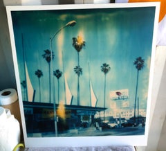 Car Wash - Contemporary, Landschaft, Stadtbild, abgelaufen, Polaroid, analog, Blau