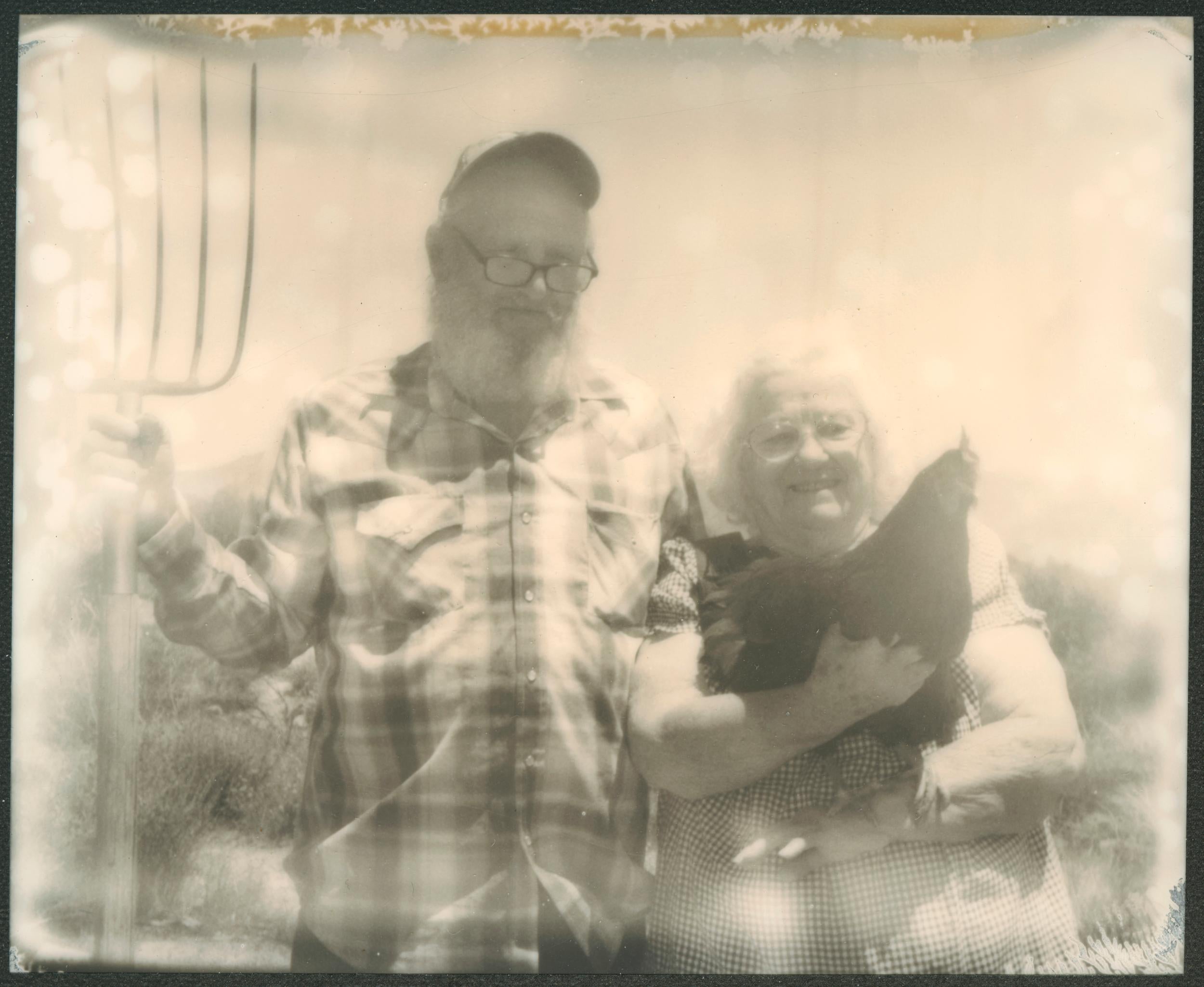 Black and White Photograph Stefanie Schneider - Charlie Brown avec Bob et Liz (Chicks and Chicks and sometimes Cocks (Chicks and Chicks and sometimes Cocks)