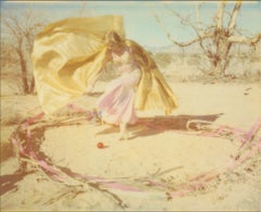 Circle of Magic (29 Palms, Kalifornien) - Polaroid, Zeitgenössisch, Landschaft, Magie