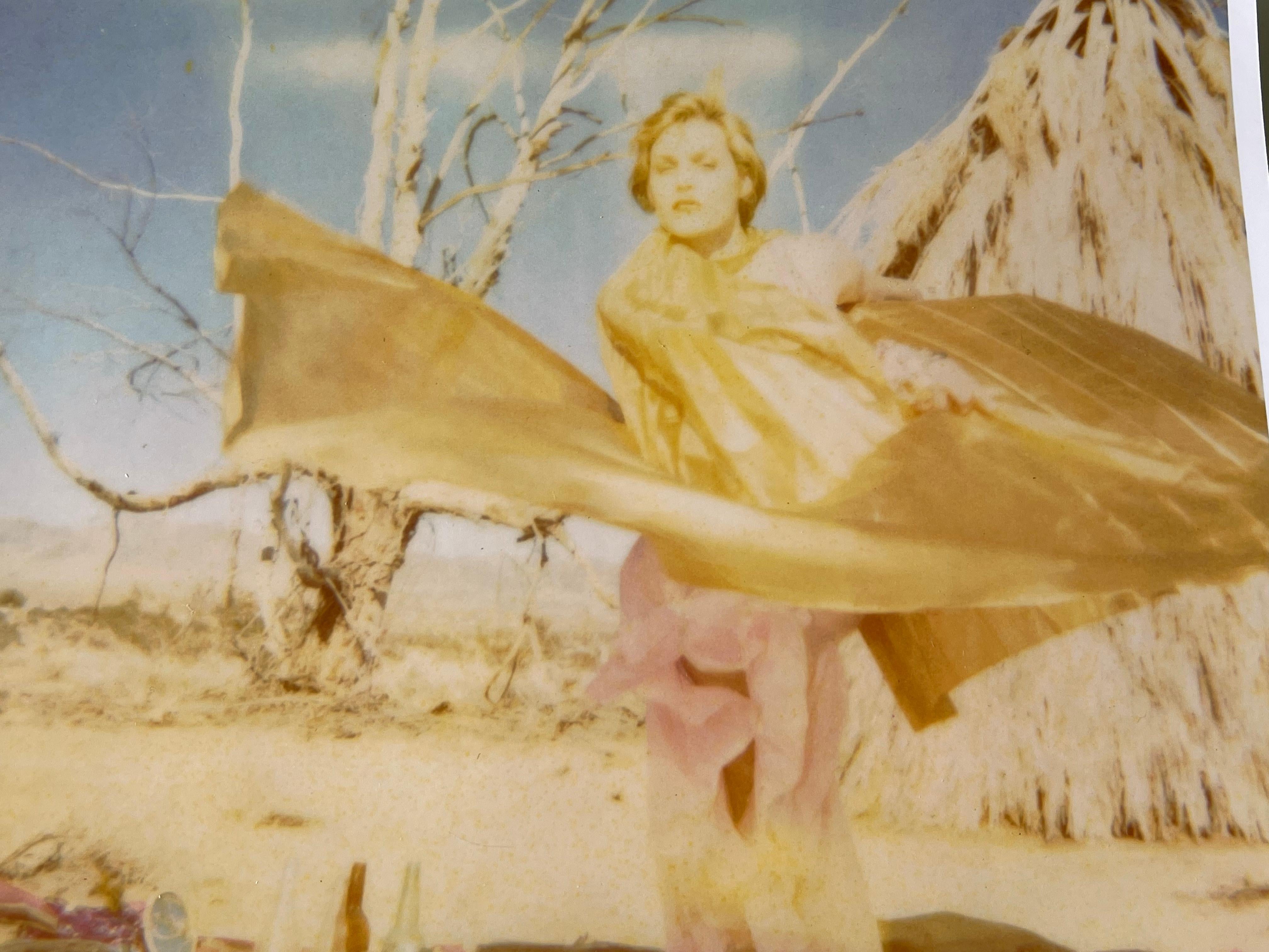 Cercle de magie - Shazam (29 Palms, CA) - Beige Figurative Photograph par Stefanie Schneider
